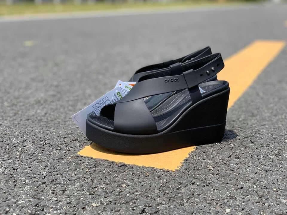 SANDAL CROCS BROOKLYN CAO GÓT ĐẾ XUỒNG MÀU ĐEN