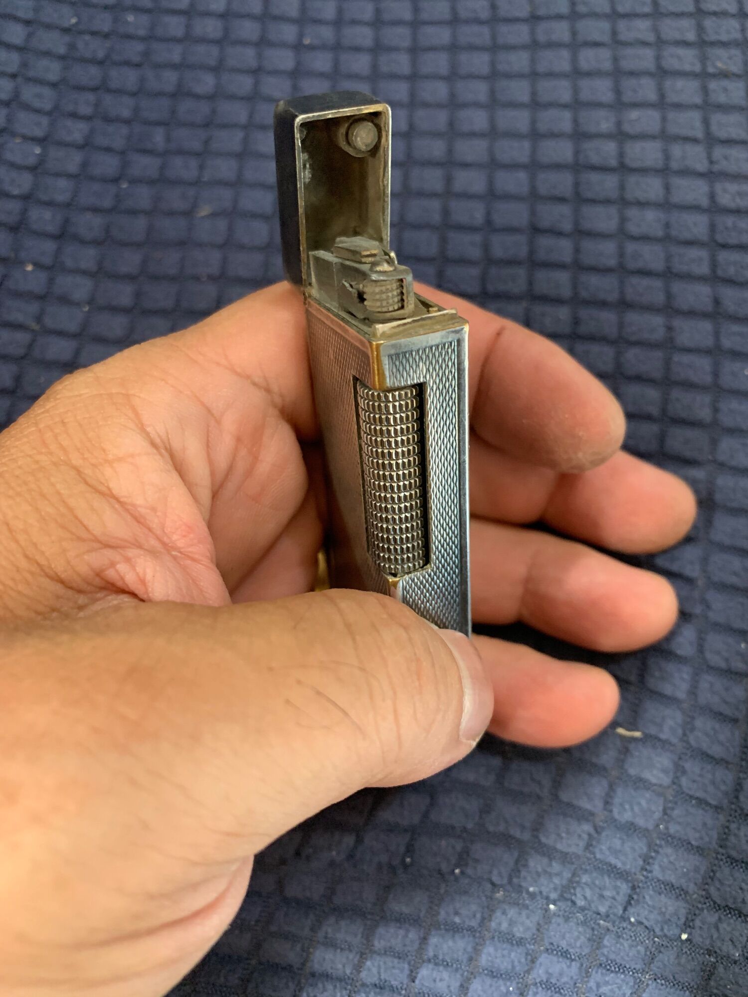 Bật lửa Dunhill bọc bạc.