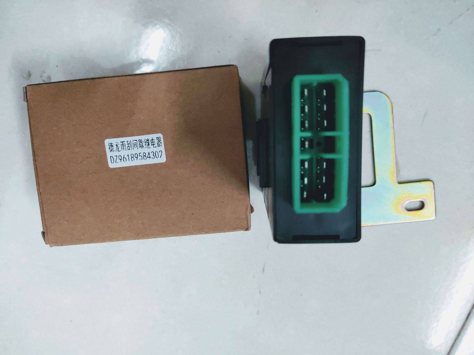 Rơ le gạt mưa dz96189584302 shacman
