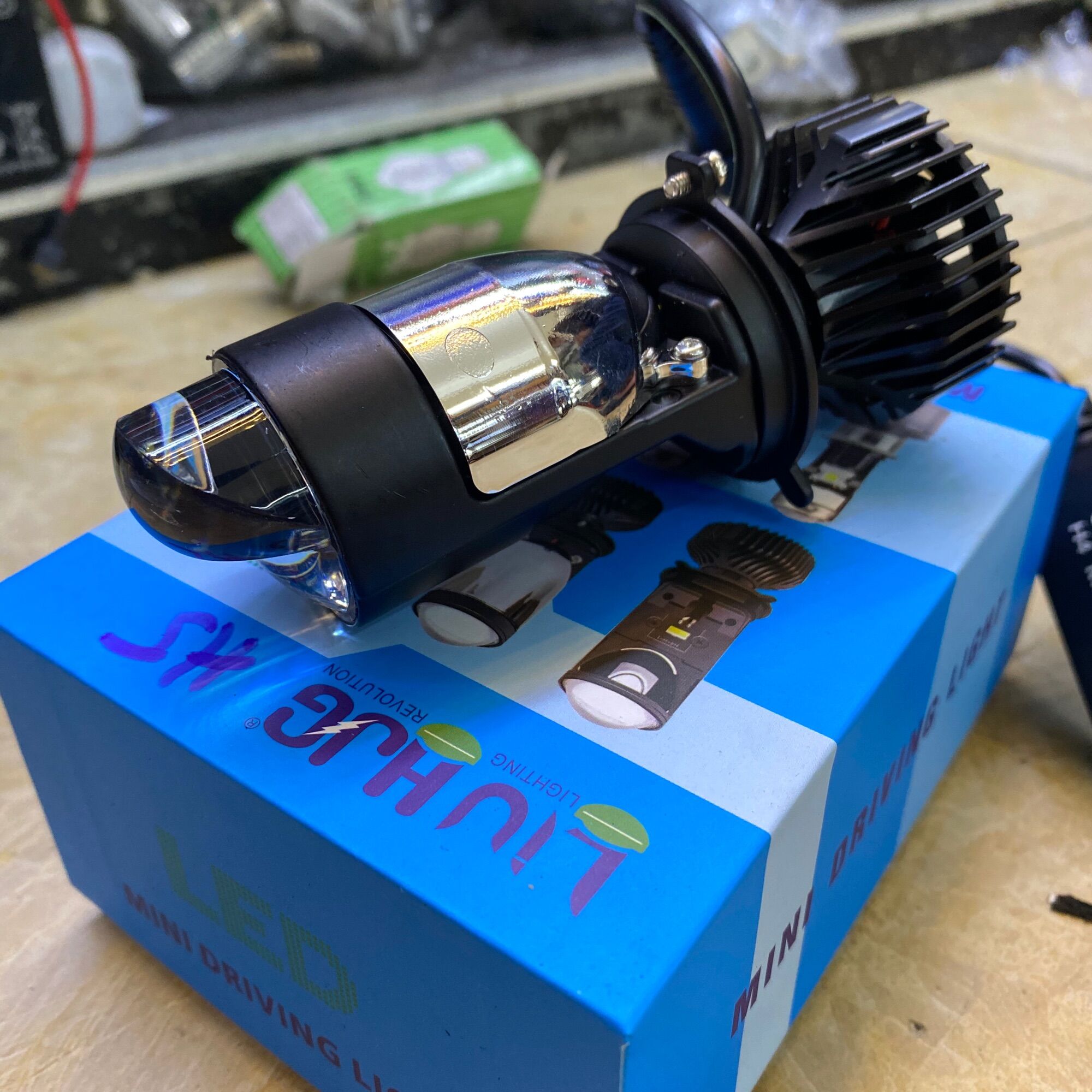 Đèn bi cầu hjg h5 chân h4 sáng 50w gắn xe máy