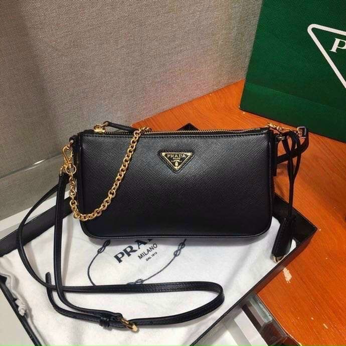 Prada kẹp nách