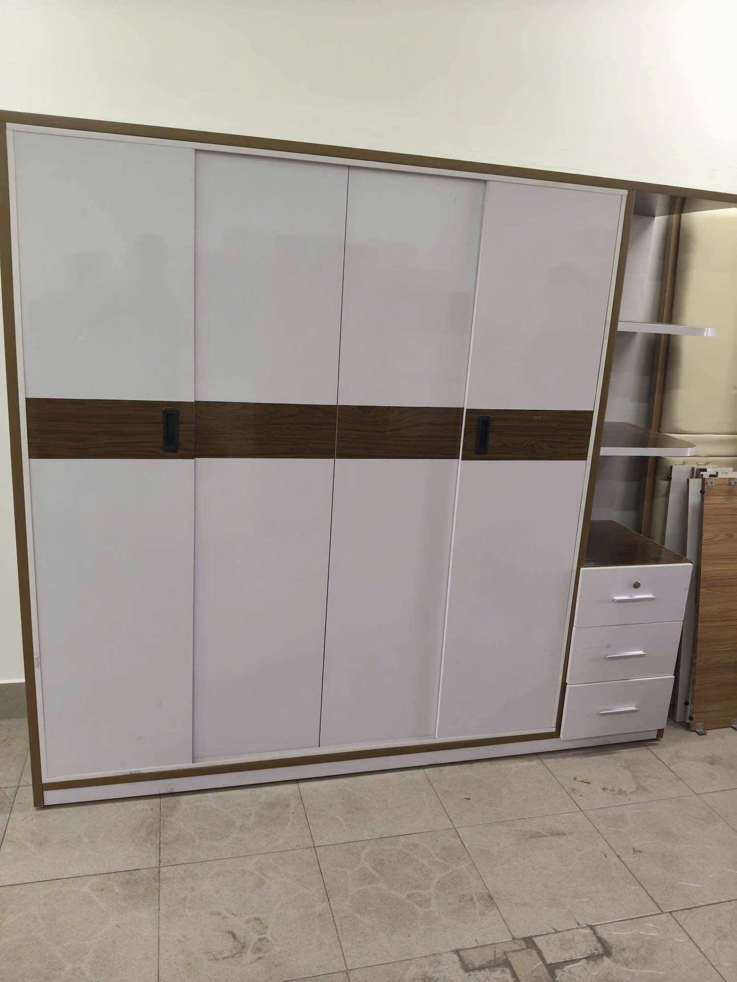 Tủ quần áo trượt hiện đại với ngăn kéo và kệ mở, màu trắng và nâu, phù hợp cho phòng ngủ.