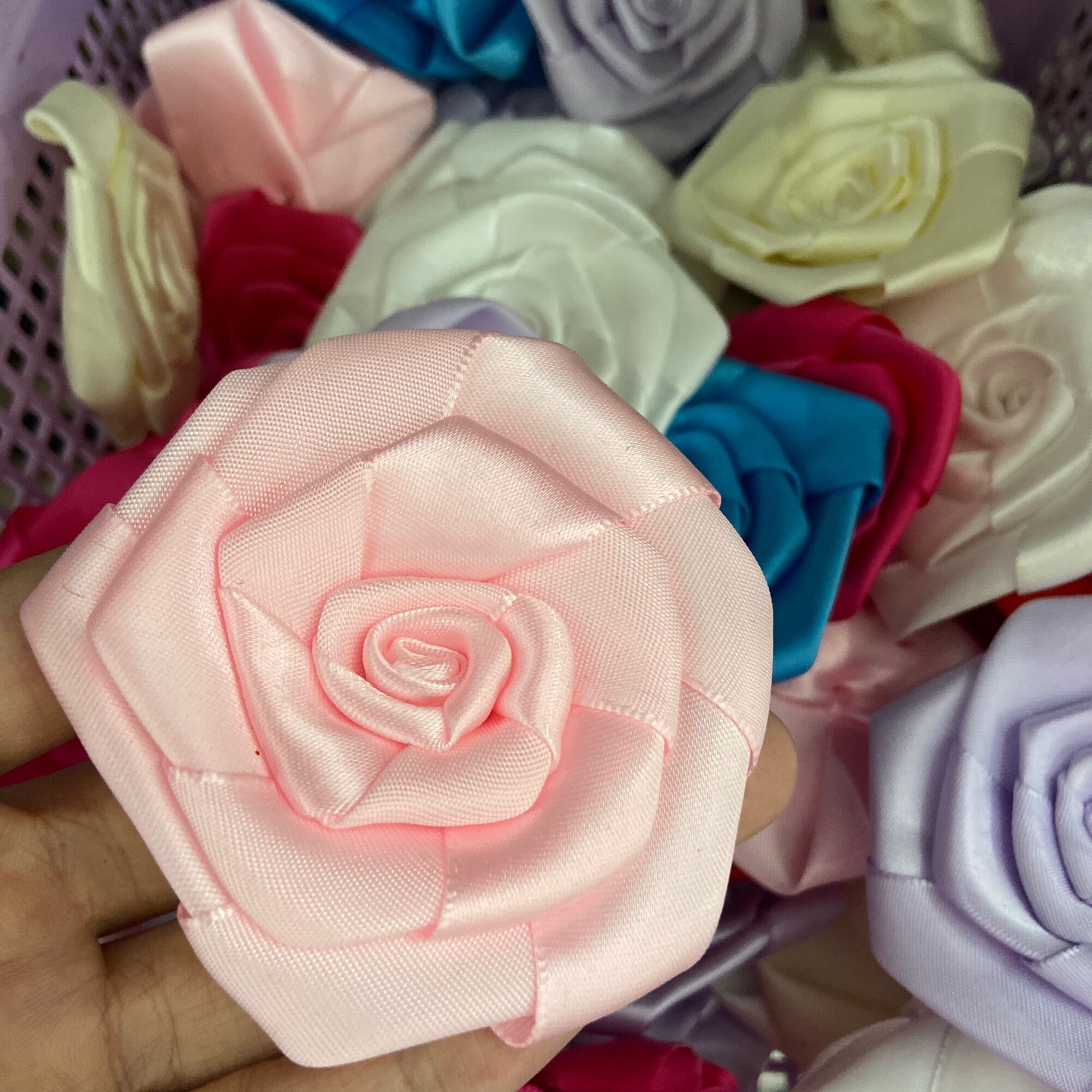 Hoa hồng cuốn satin kích thước 7cm
