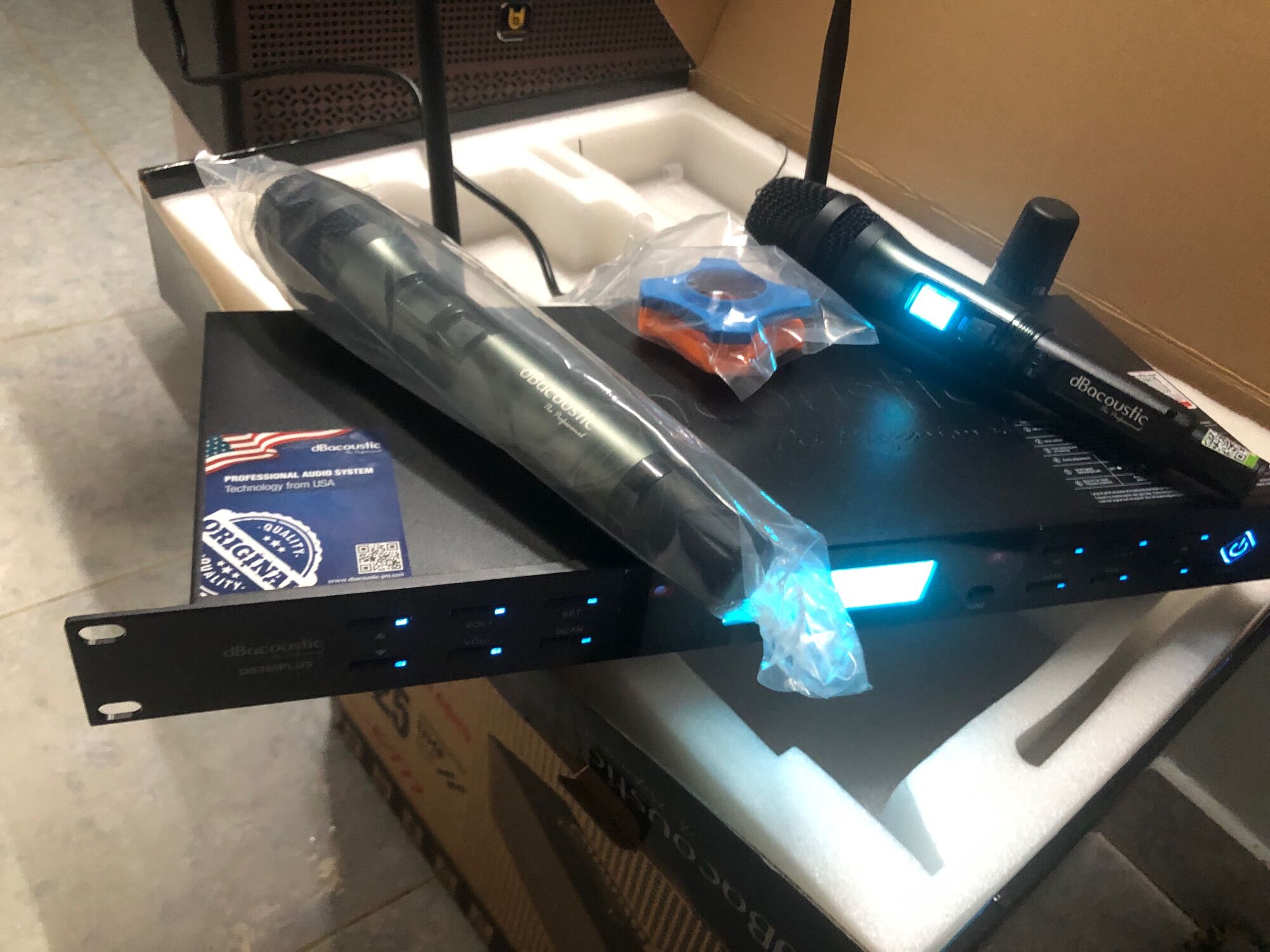 Micro karaoke không dây dBacoustic dB350Plus V2 - Hàng chính hãng SAL Việt Nam (Dòng micro cao cấp chuyên dùng cho kinh doanh quán Karaoke, gia đình)