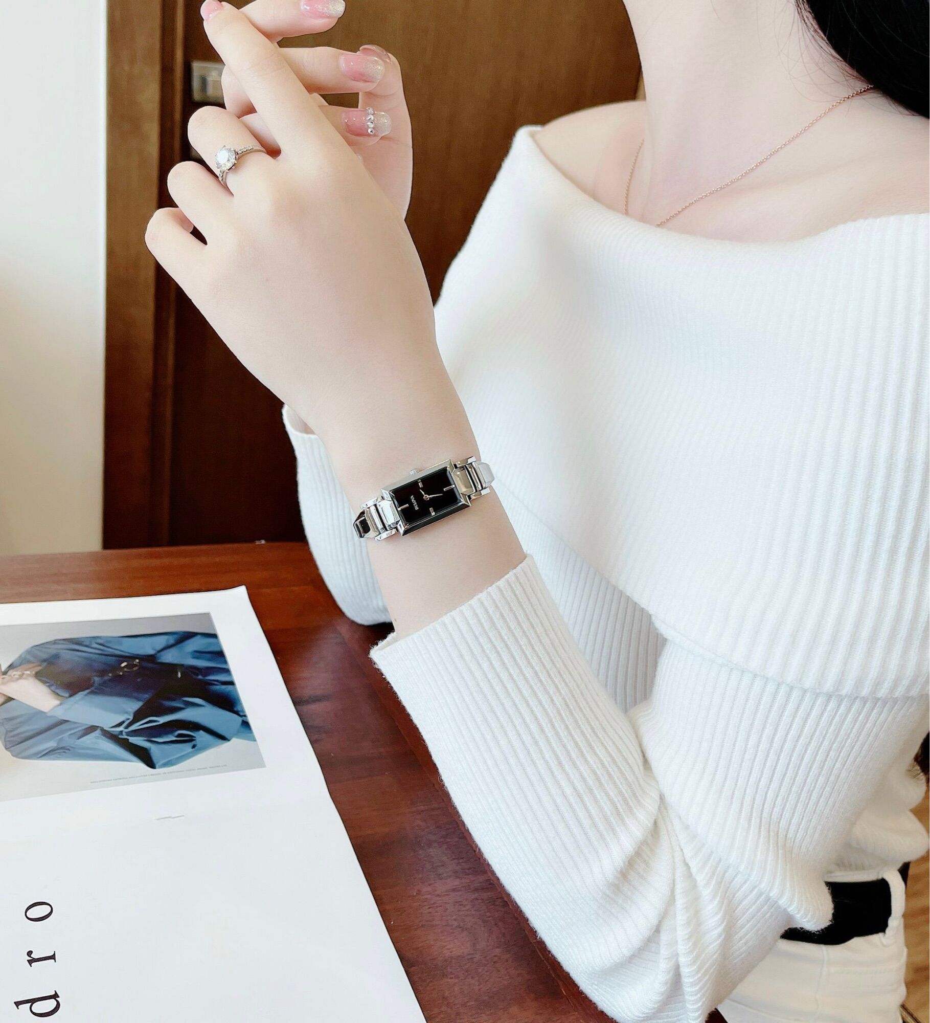 Đồng hồ nữ Bulova, size 20x15mm