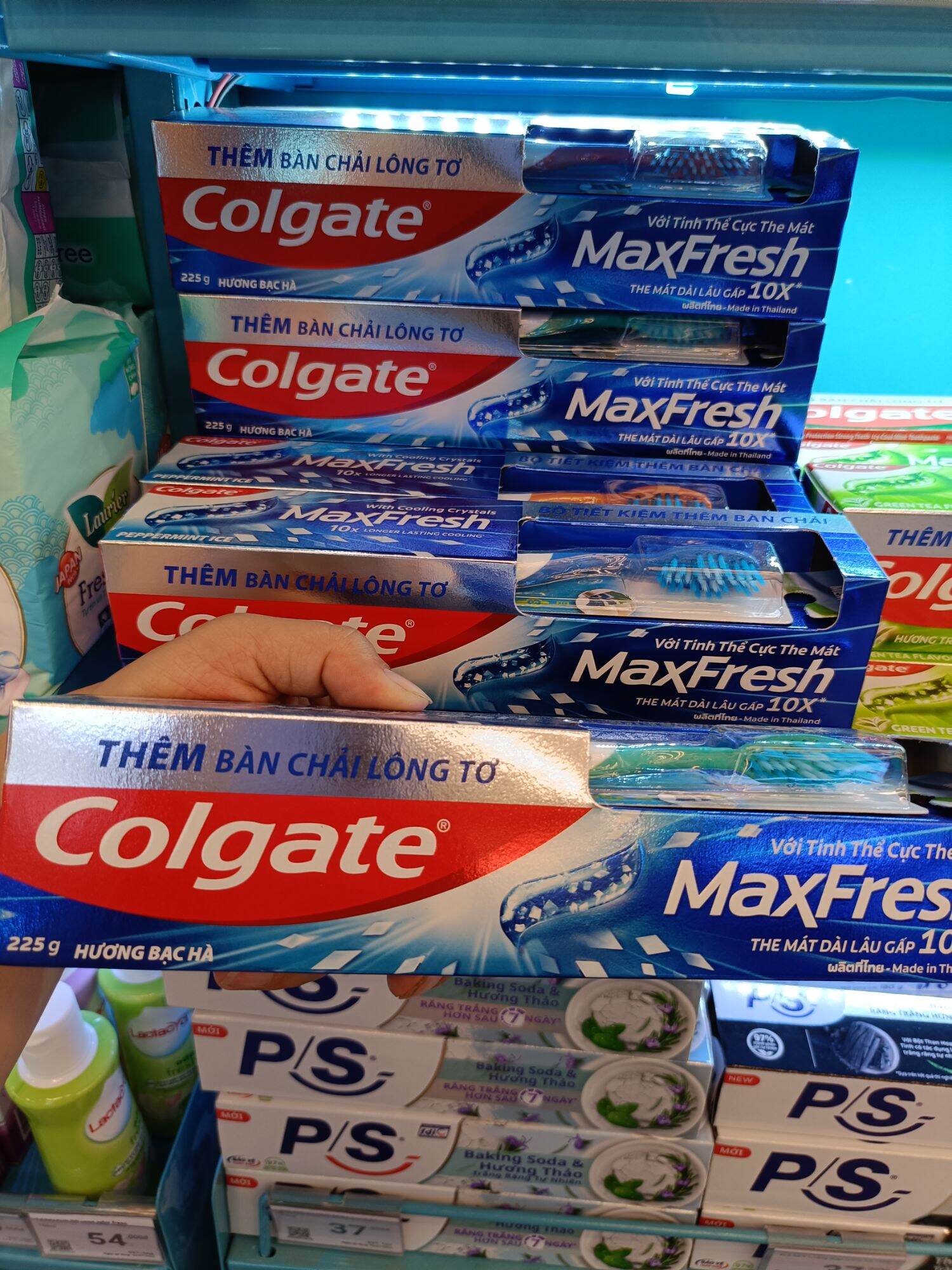 Kem đánh răng Colgate maxfresh 230g tặng bàn chải