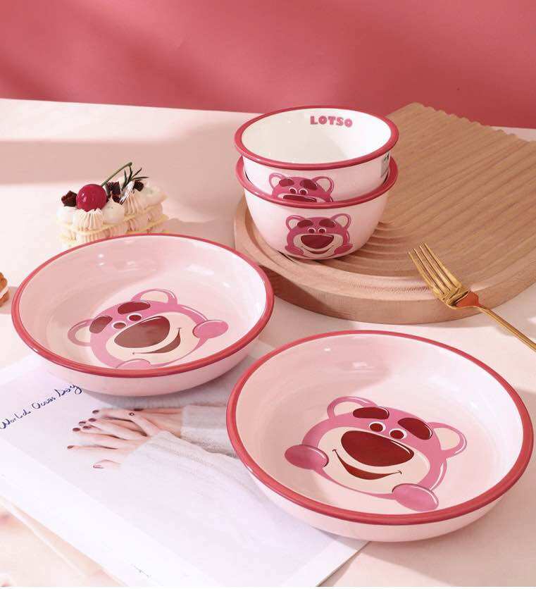 Dĩa Sứ Tròn Hình Mặt Gấu Dâu Lotso tráng men cao cấp