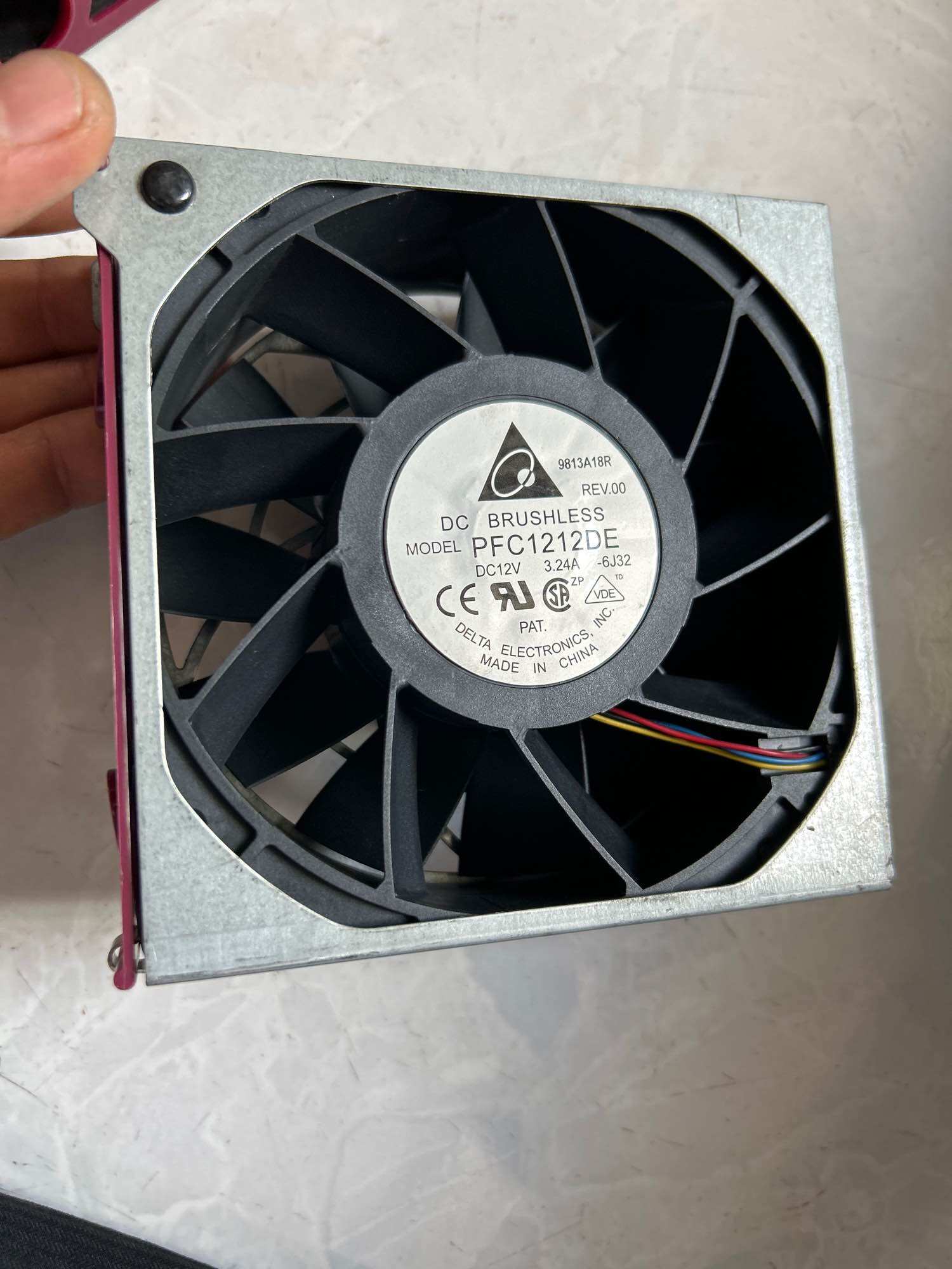 Quạt vuông 12cm delta 12v 3.24 tháo máy chủ hp , có vỏ thép bảo vệ