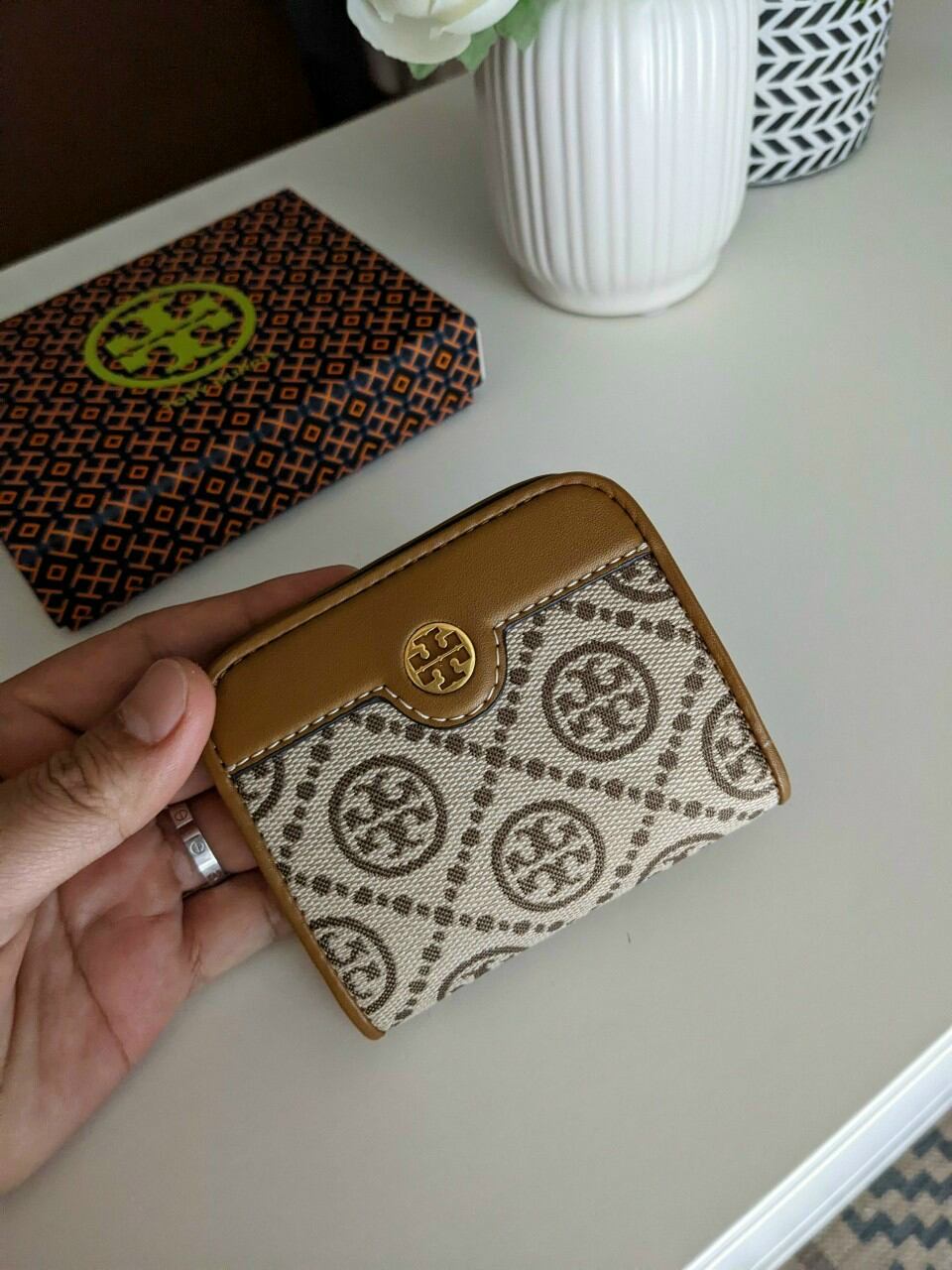 Ví t0*ry t monogram jacquard 134523 siêu đẹp