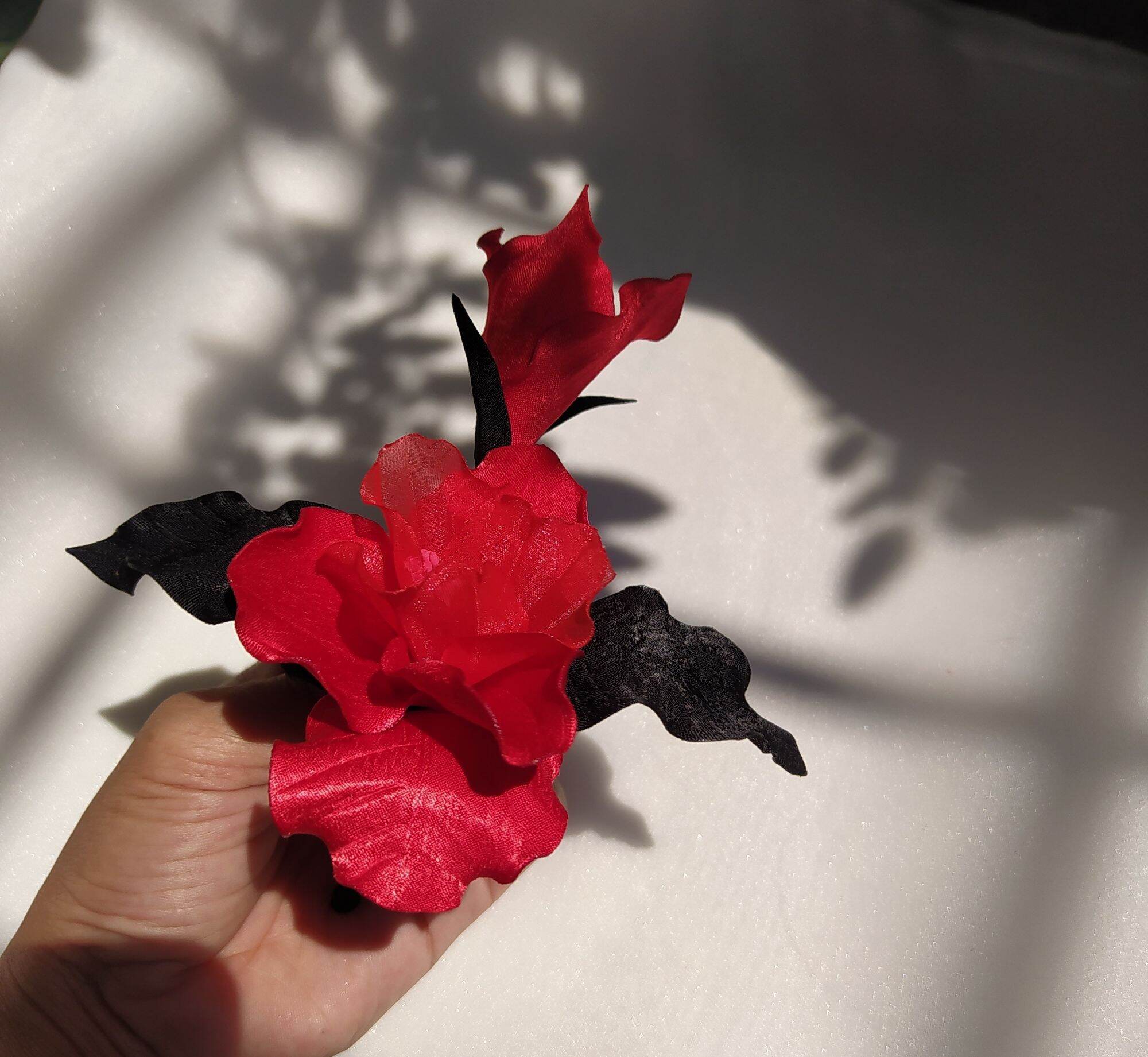 Hoa cài áo handmade Canto màu đỏ đen cao cấp