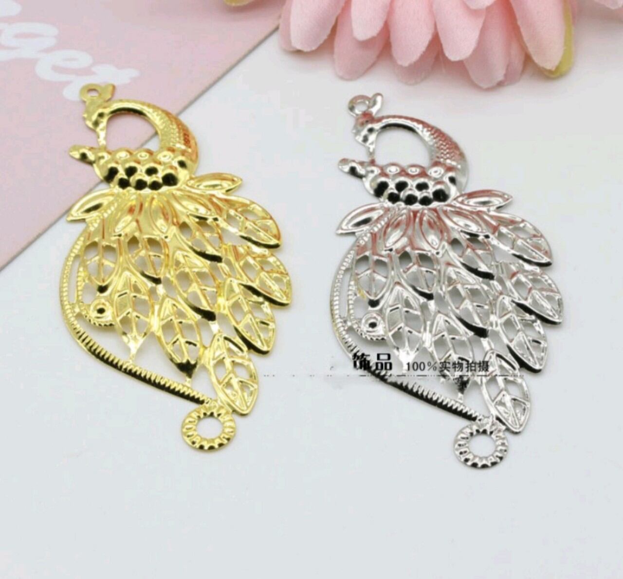 Miếng kim loại hình chim công mã 19
