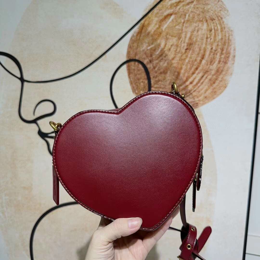 Coach heart crossbody bag siêu sang chảnh