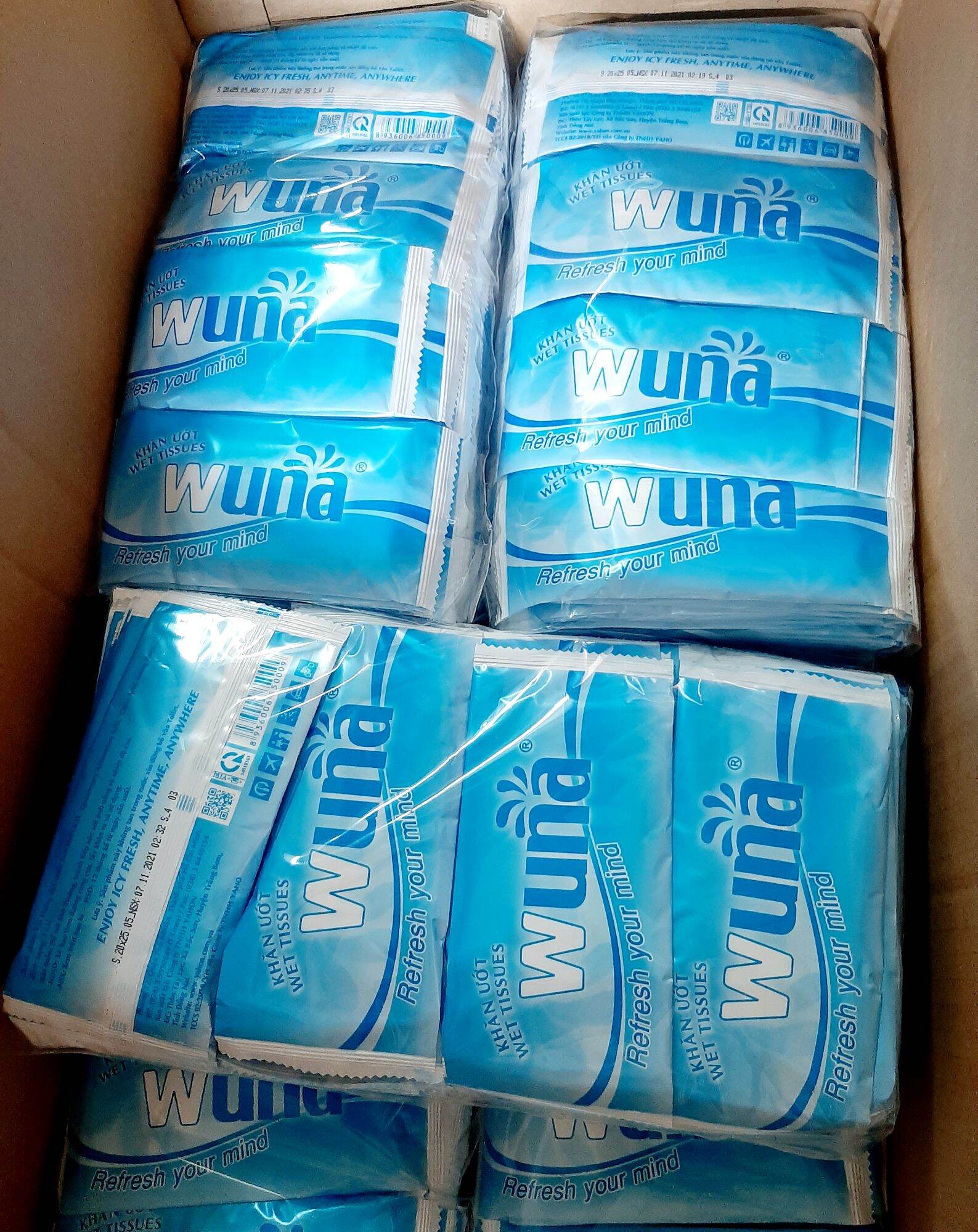 1 thùng khăn ướt wuna . kích thước 20*25. date mới. công ty tnhh yaho.
