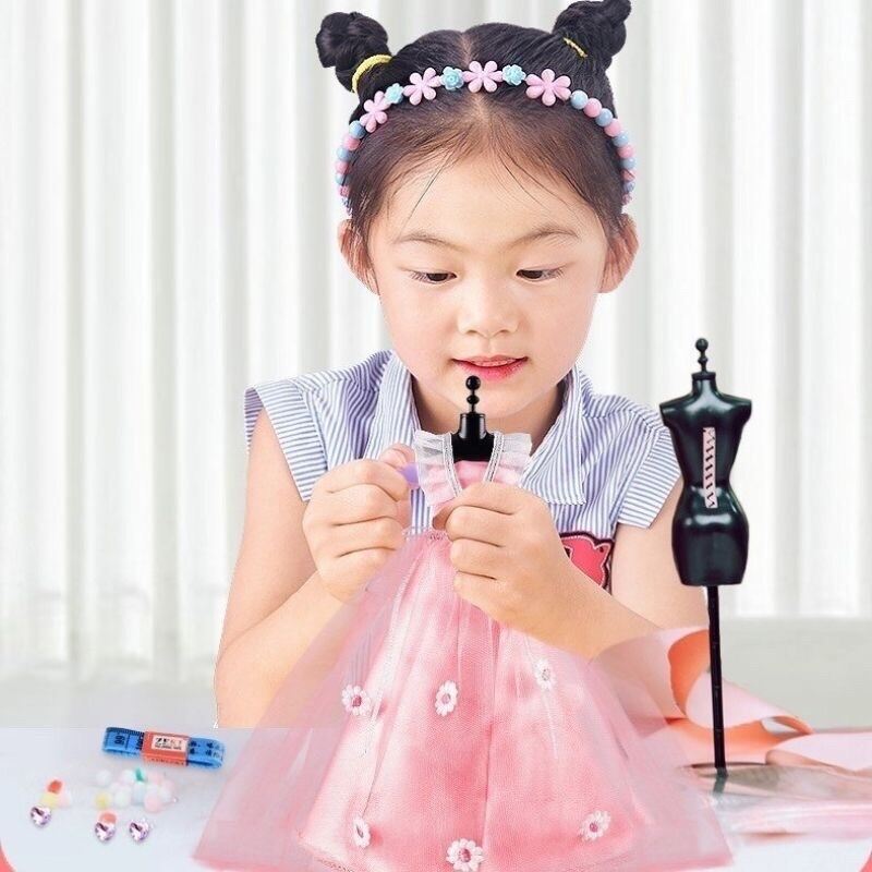 Bộ đồ chơi bé hoá thân làm nhà thiết kế thời trang tự may váy công chúa