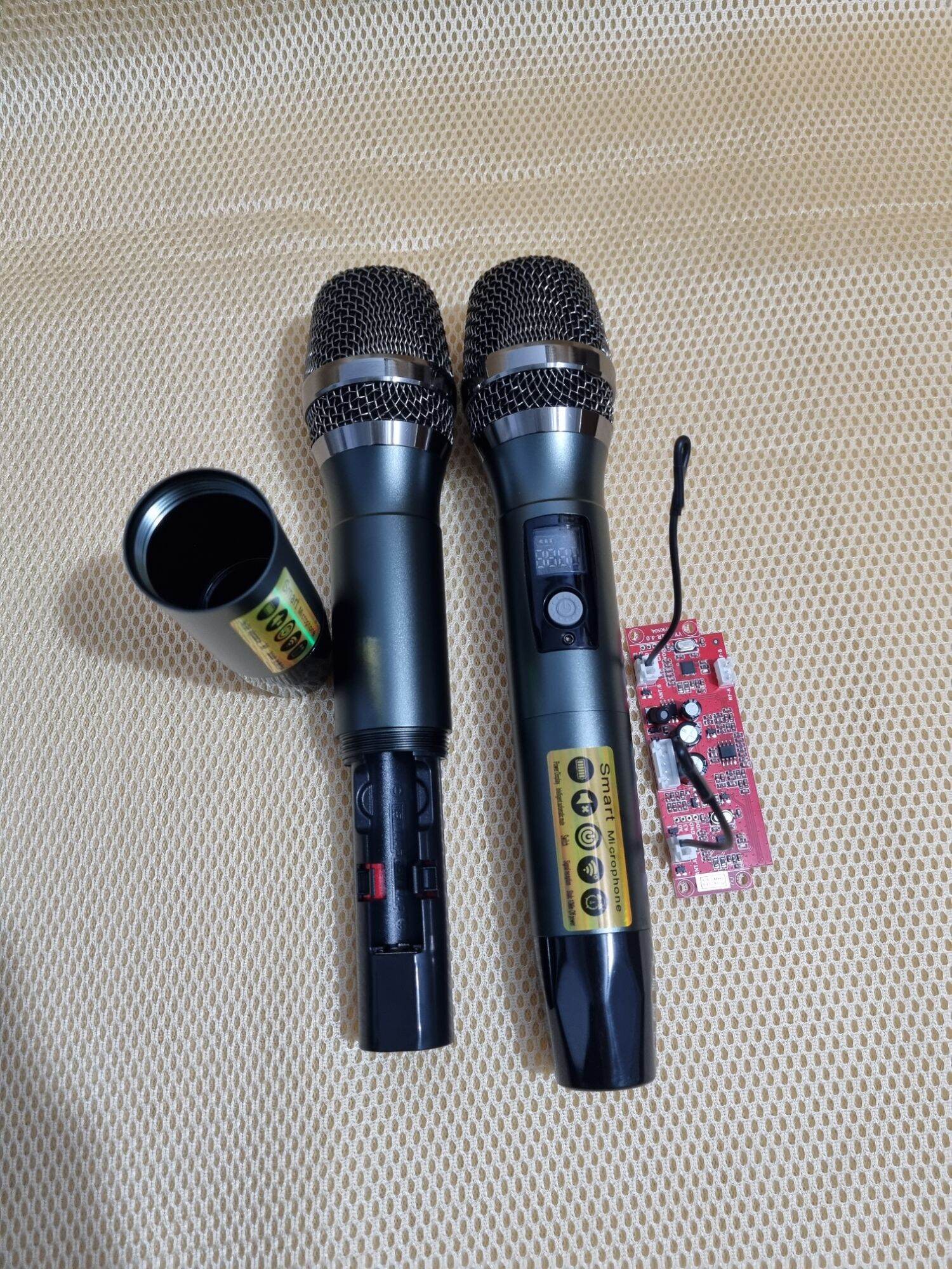 Micro  ko dây  loa kéo UHF kim loại