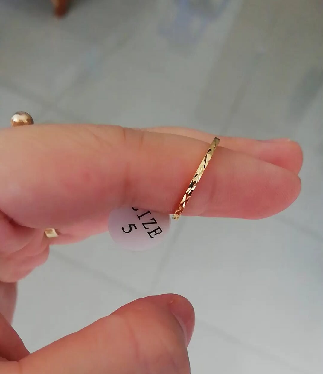 Giá 1 chiếc - Bản siêu mảnh  NHẪN TITAN MẠ VÀNG KHẮC HOẠ TIẾT