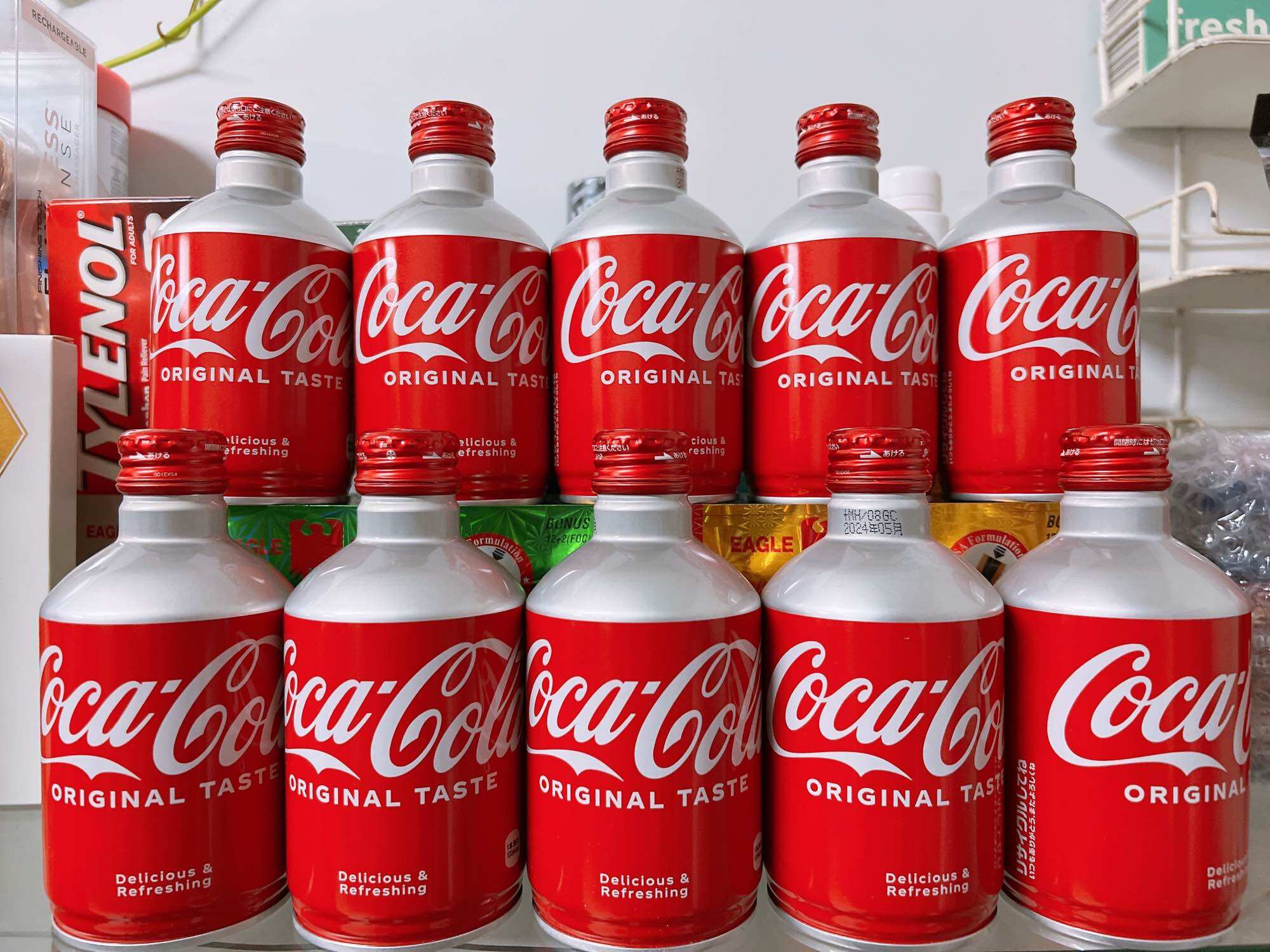 24 chai Coca chai nhôm nắp vặn 300ml Nhật Bản.