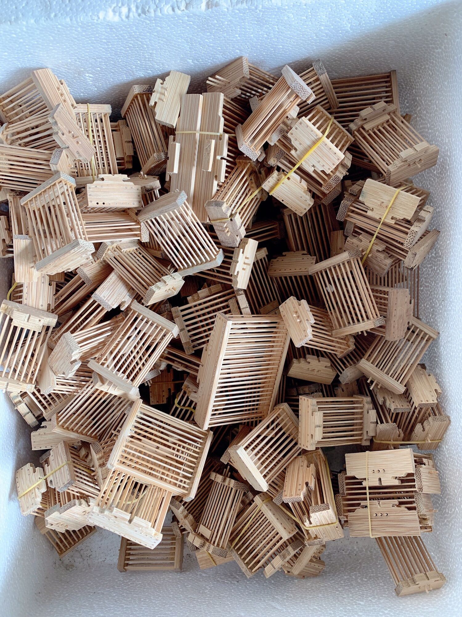 Rọ cào cào cho chim chất liệu tre - phụ kiện lồng chim cảnh