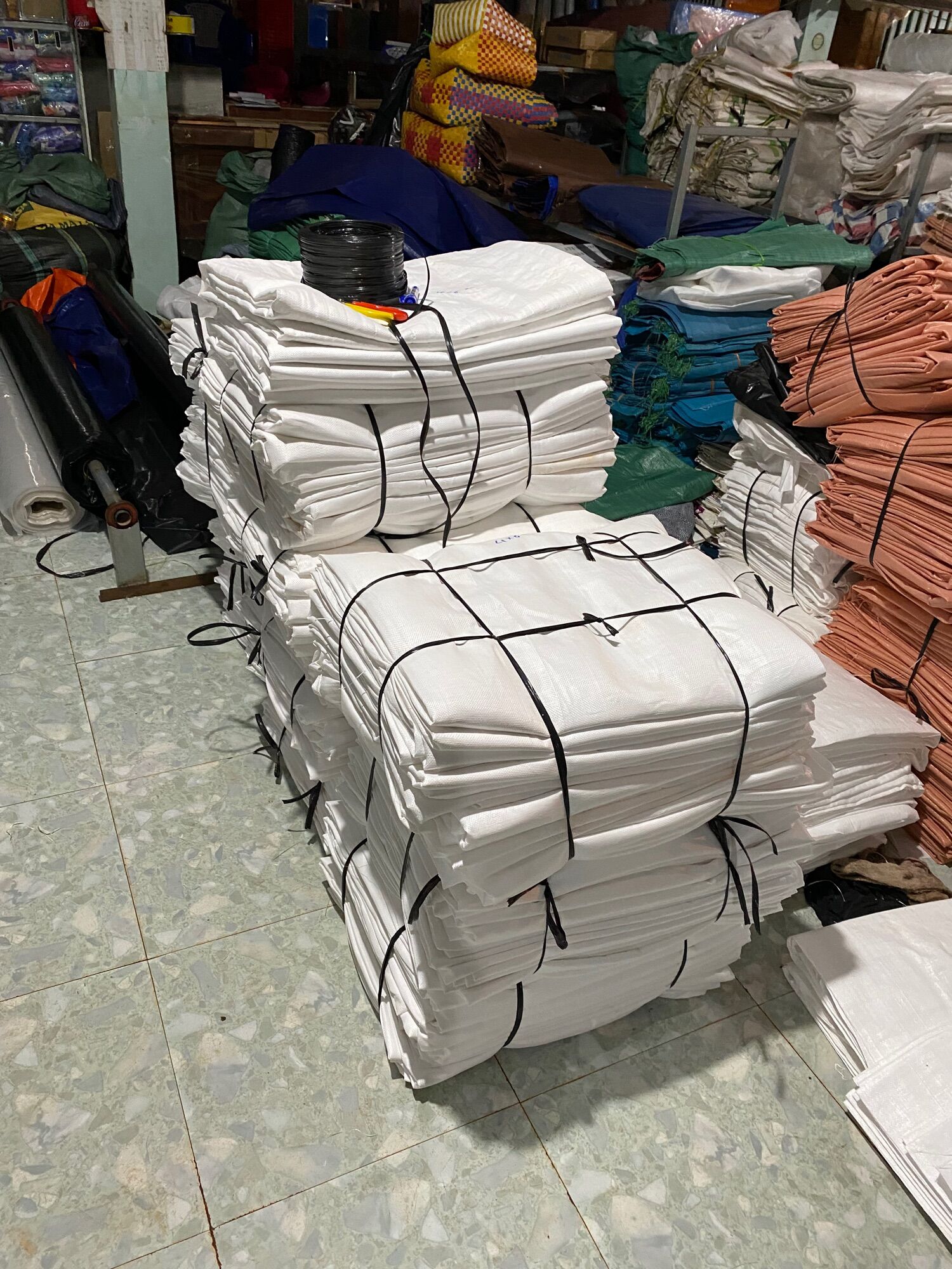 Bạt hái cà phê, hái tiêu trắng / vàng liền khổ may viền và hàng ướt khổ 4m x 6m , 4m x 7m , 4m x 8m , 4m x 10m 12m 15m