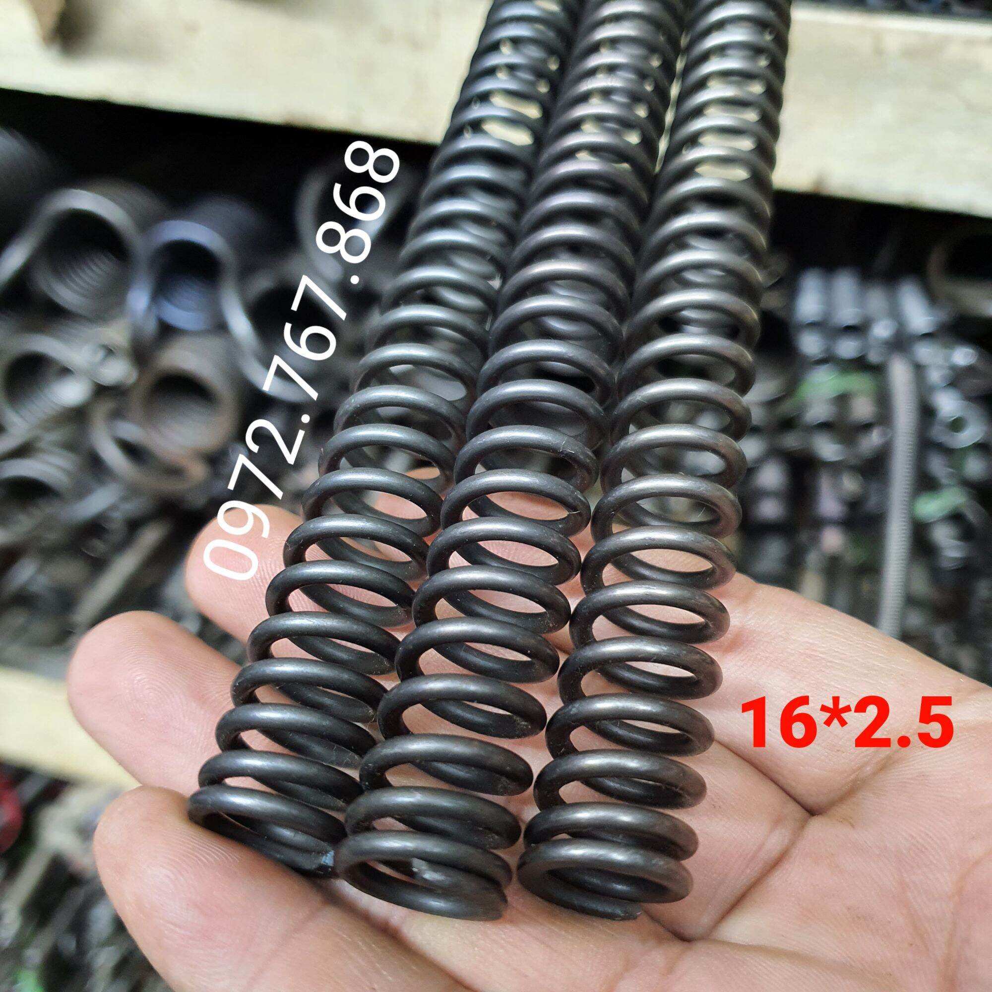 Lò xo nén, đường kính ngoài 16mm, thép 2.5mm, dài 300mm