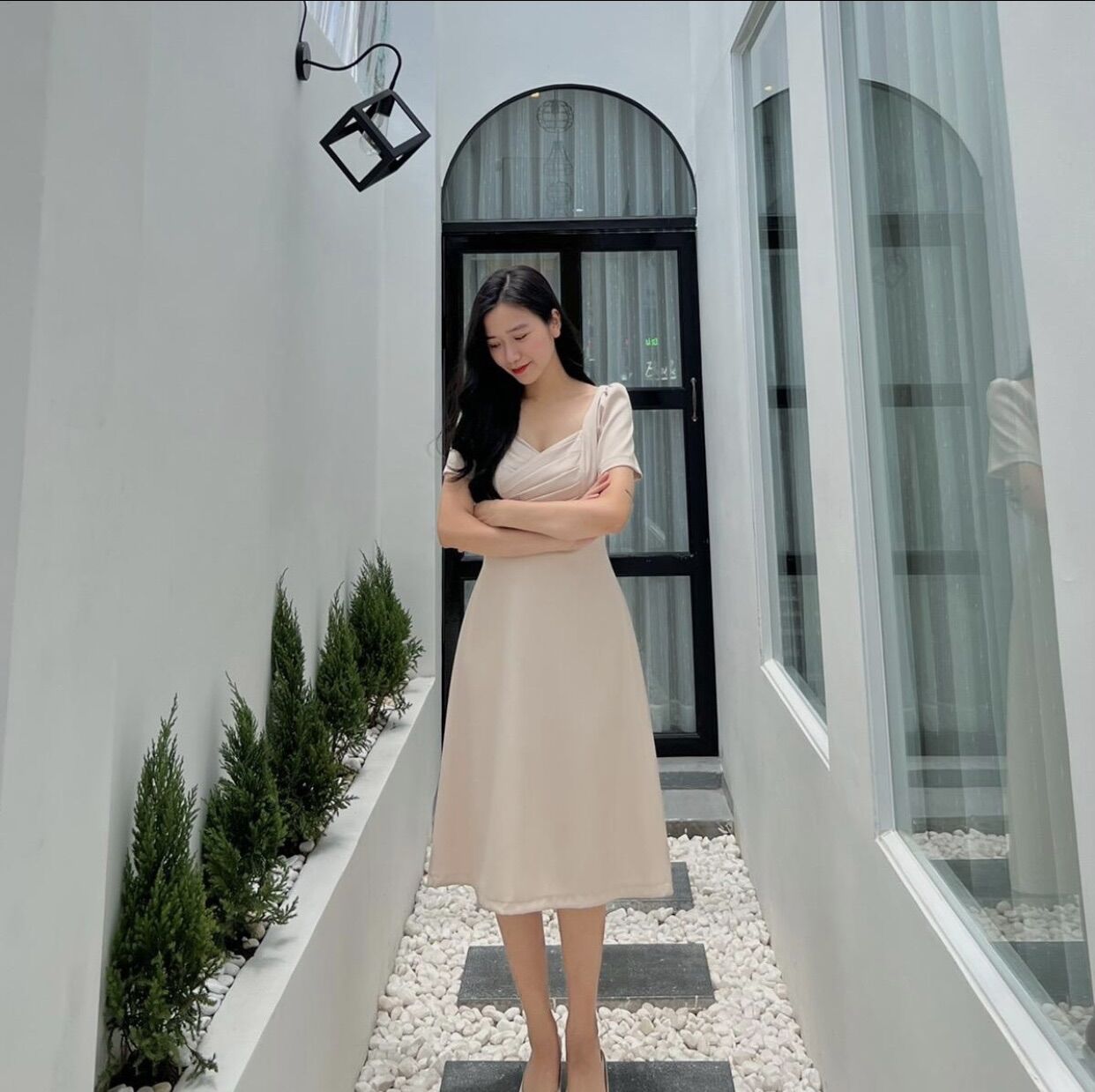 Váy cổ xếp dáng middi màu sáng - Khả