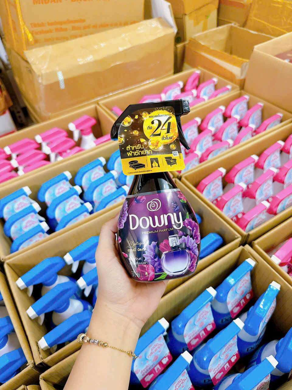 Xịt thơm quần áo Downy 370ml thái lan màu tím