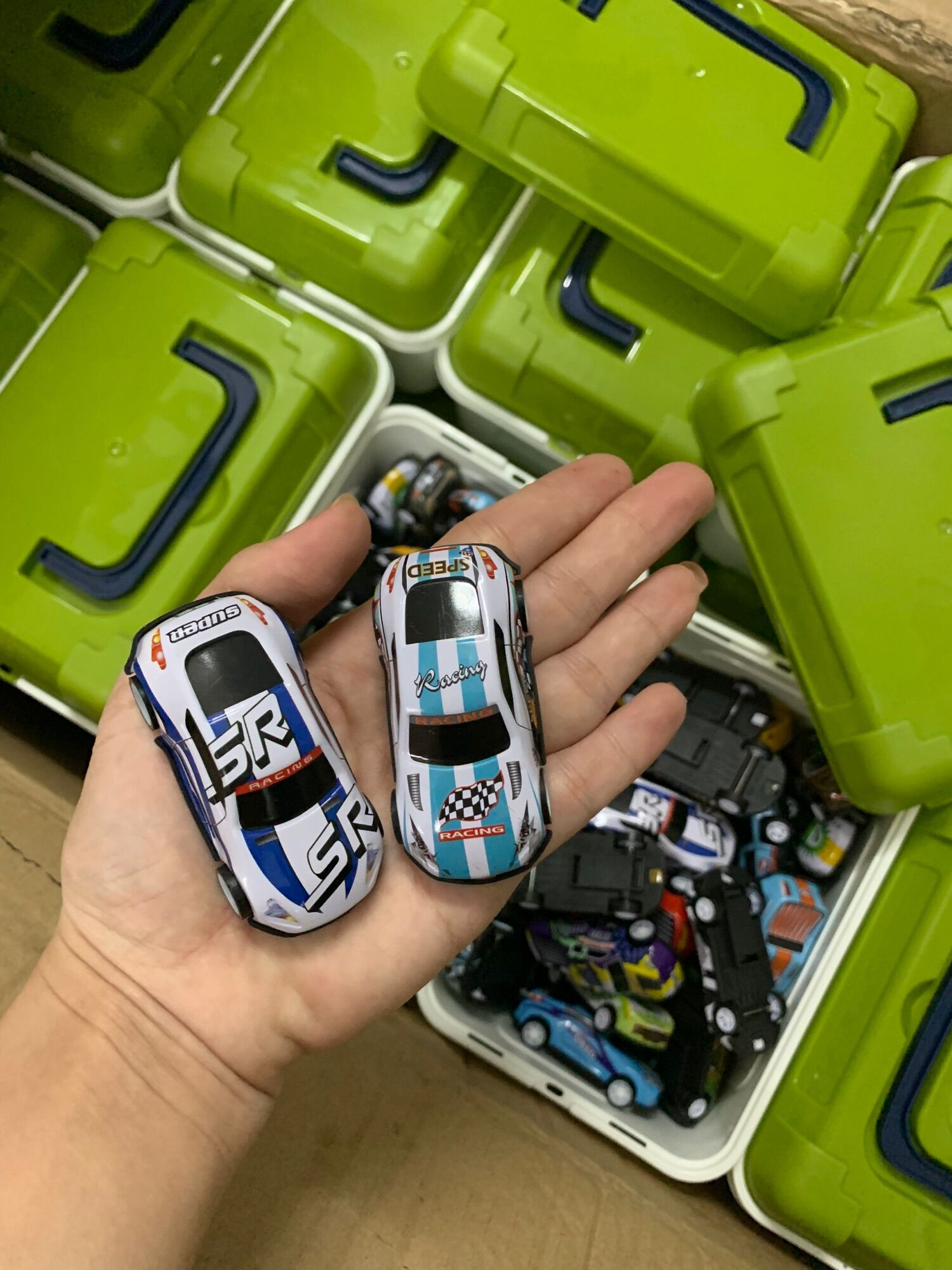 SET 30 Ô TÔ KÈM HỘP ĐỰNG CHO BÉ