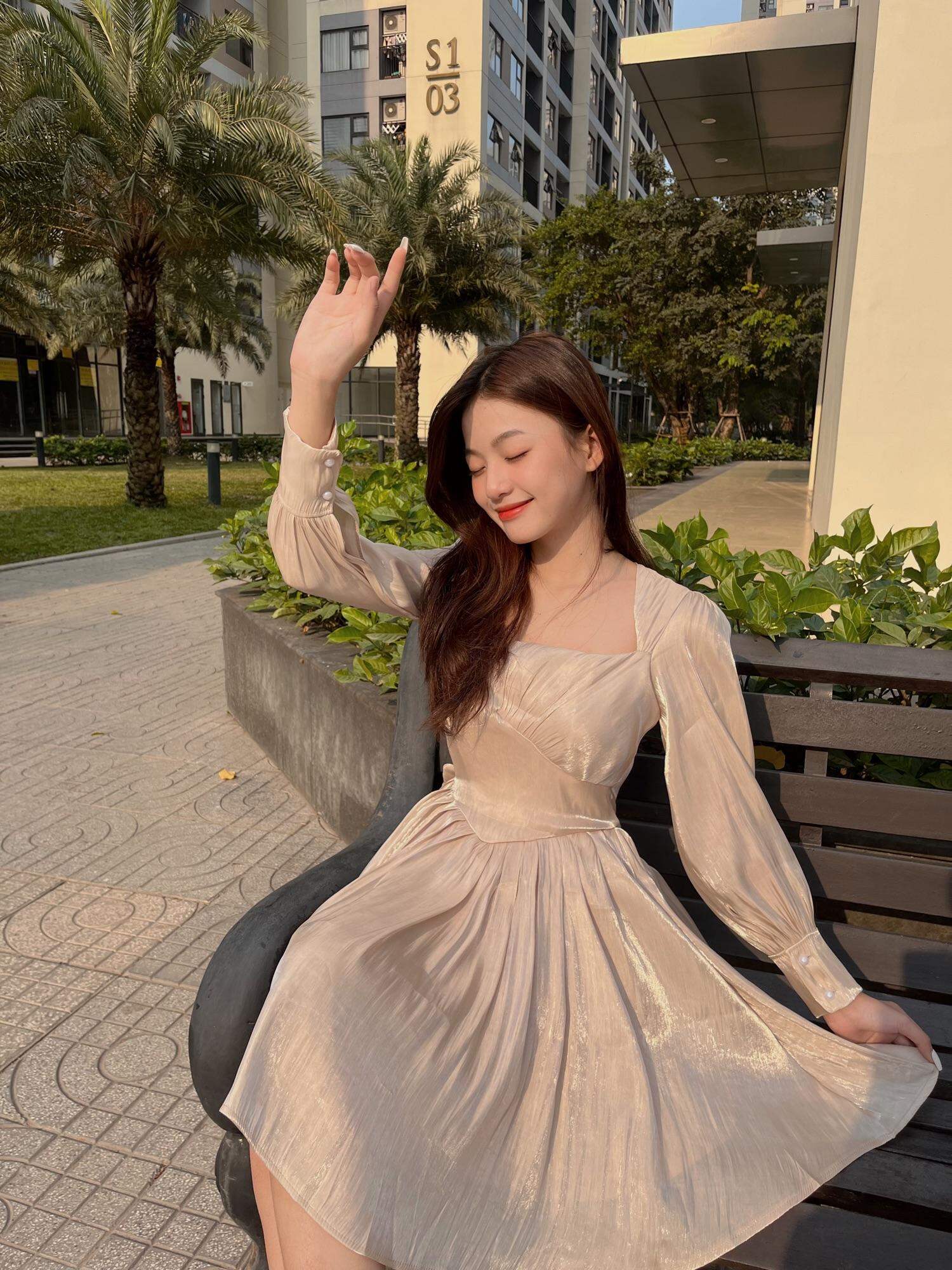 Đầm Tơ Óng Cổ Vuông Dáng Xòe Bồng Kiểu Pháp