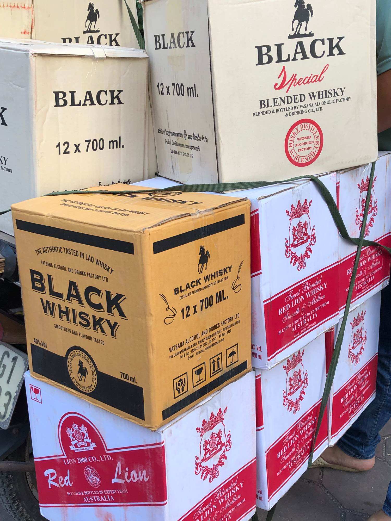 Combo 2 chai BLACK+RED LION nhập từ Lào dung tích 700ml