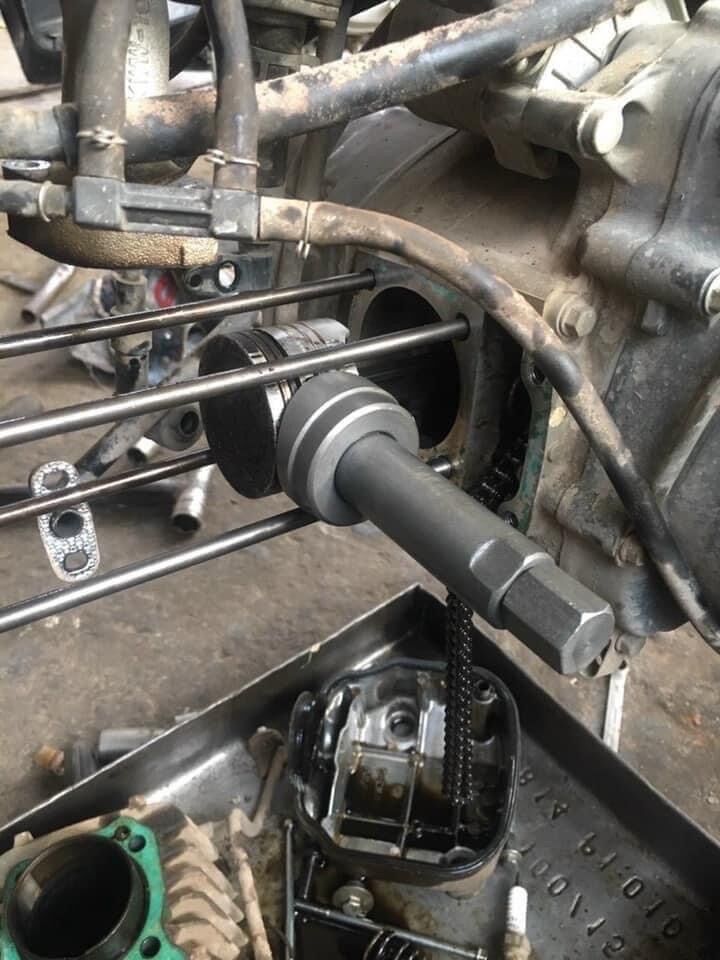 Vam tháo ắc piston xe máy