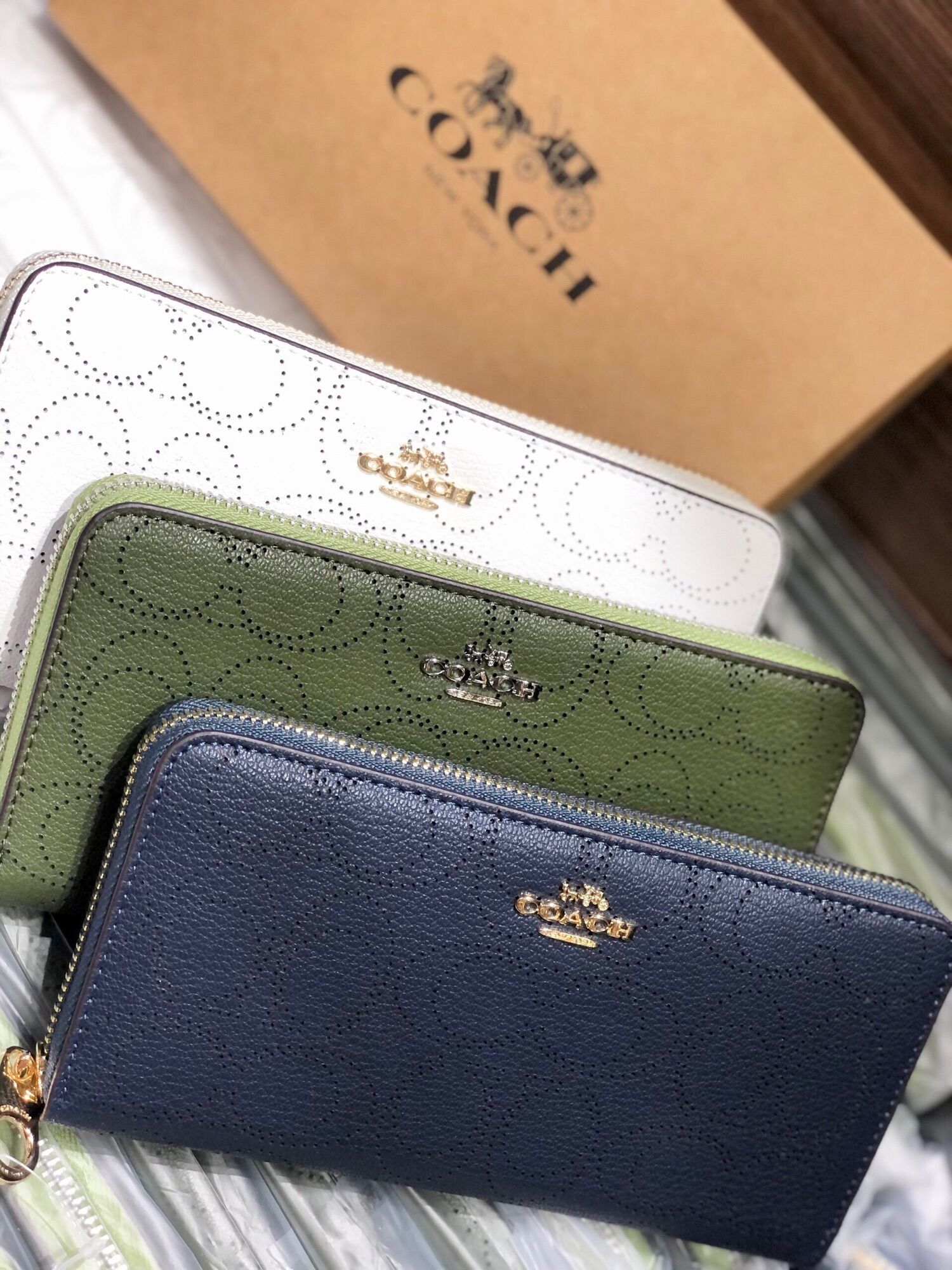 Ví Coach Long Zip hoạ tiết nổi bật