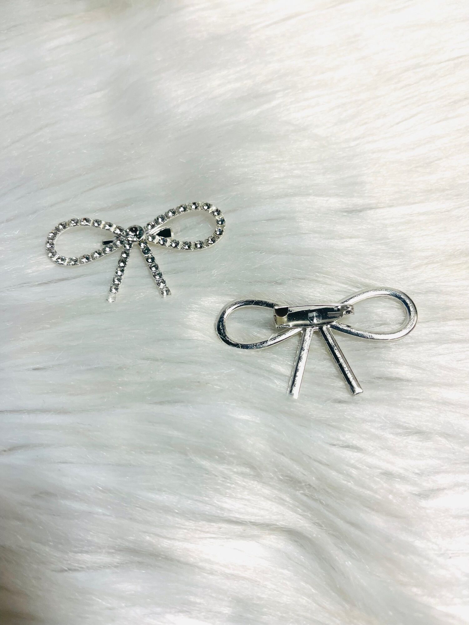 Cài áo nơ đính đá. KT 3x5cm