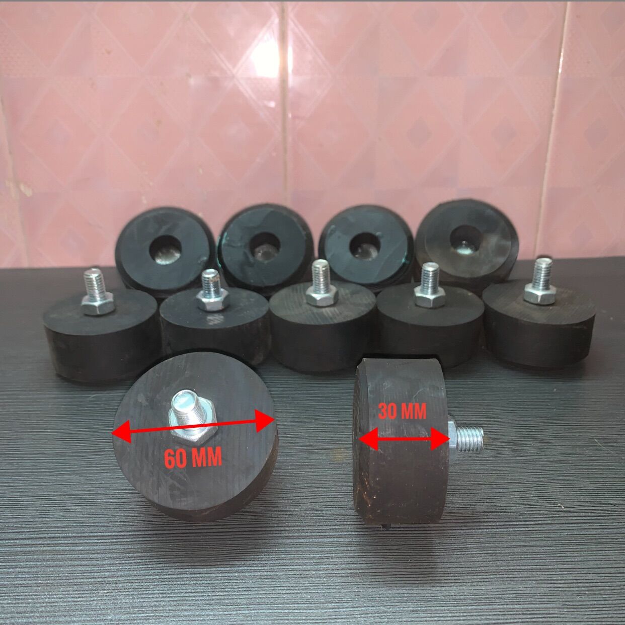 4 cục cao su chống rung phi 60 cao 40 (mm) - có ốc 10li