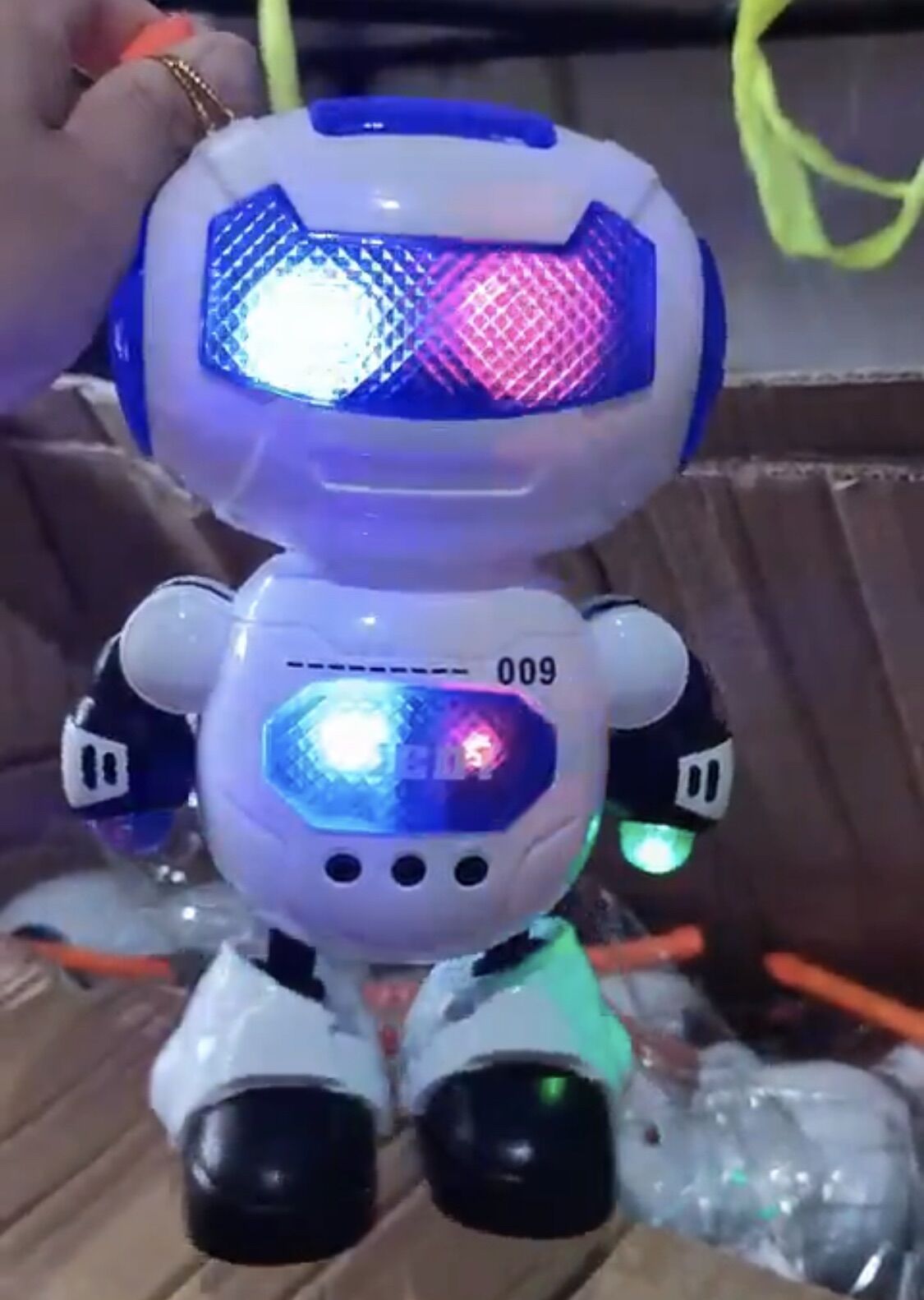 Lồng đèn Trung Thu phát sáng có nhạc, người sắt, người nhện, robot biết nhảy múa vui nhộn
