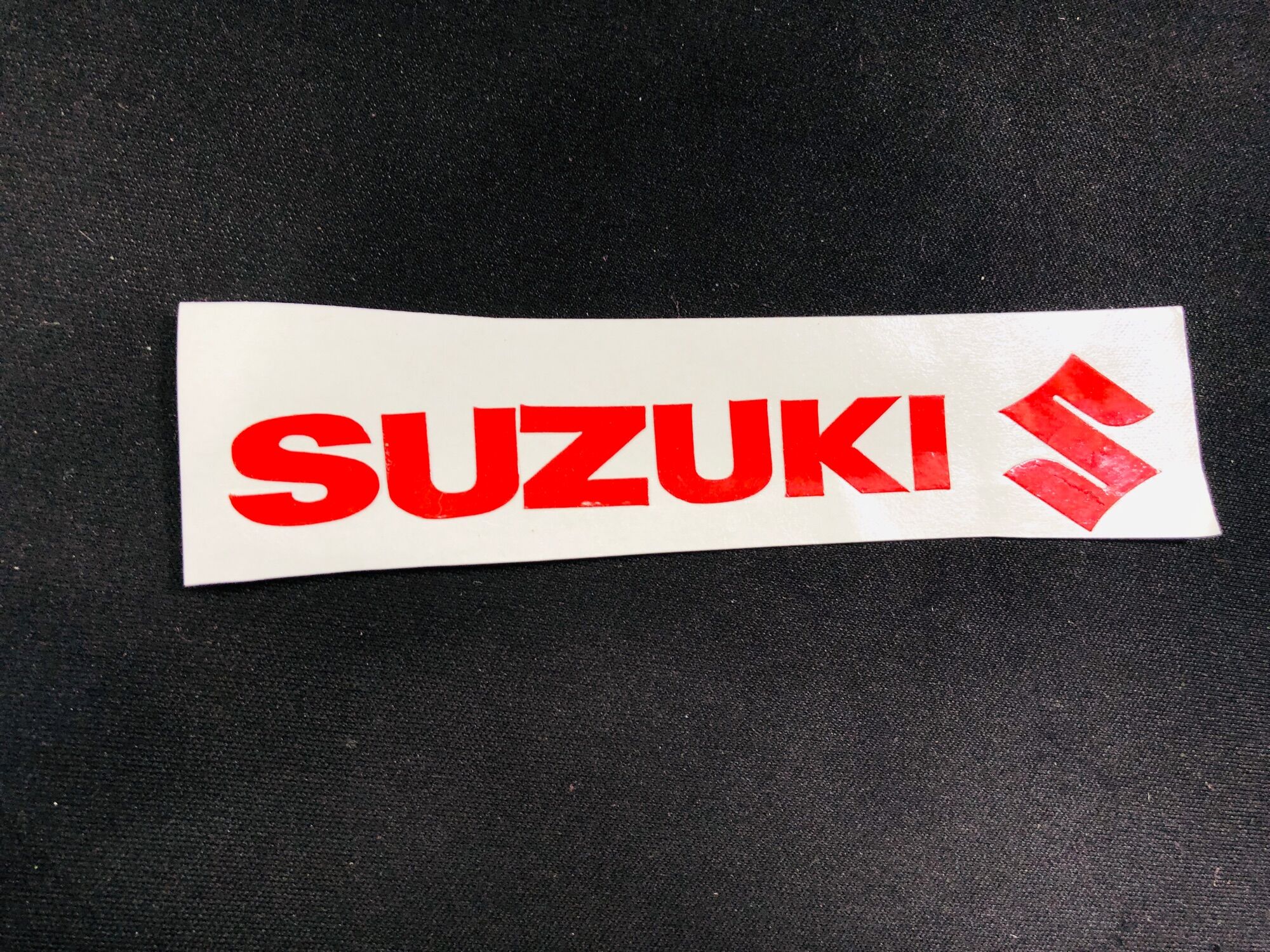 Chữ suzuki đỏ decal dạ quang