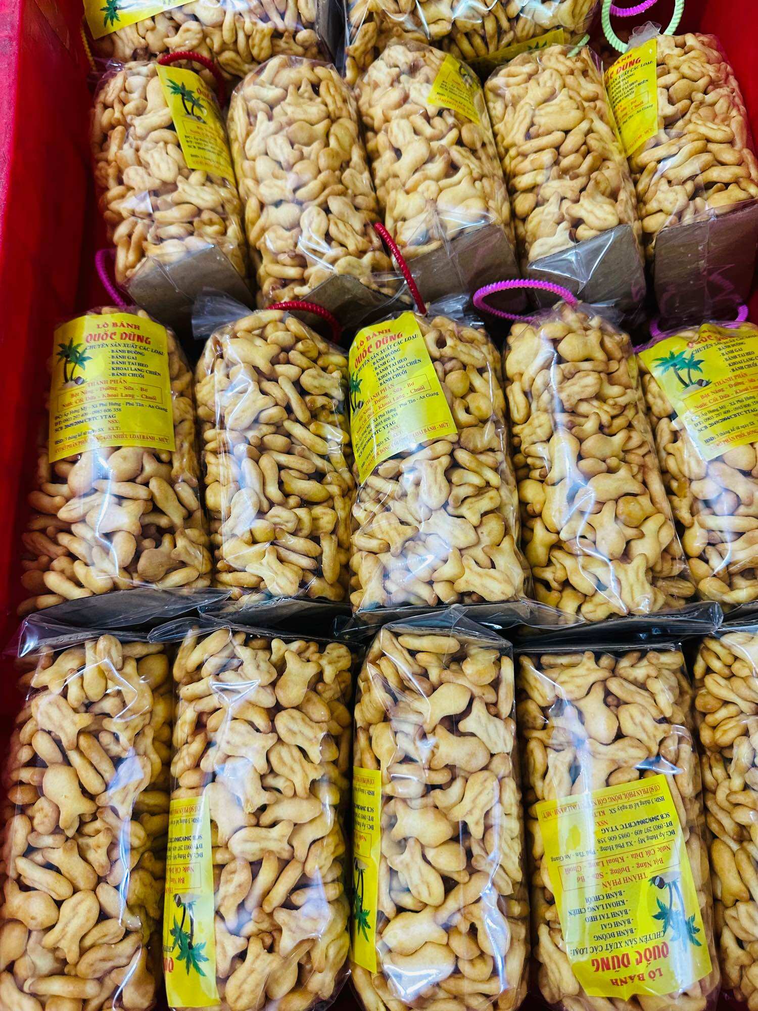 Bim bim que đỏ, bánh men bi tròn, sò nui