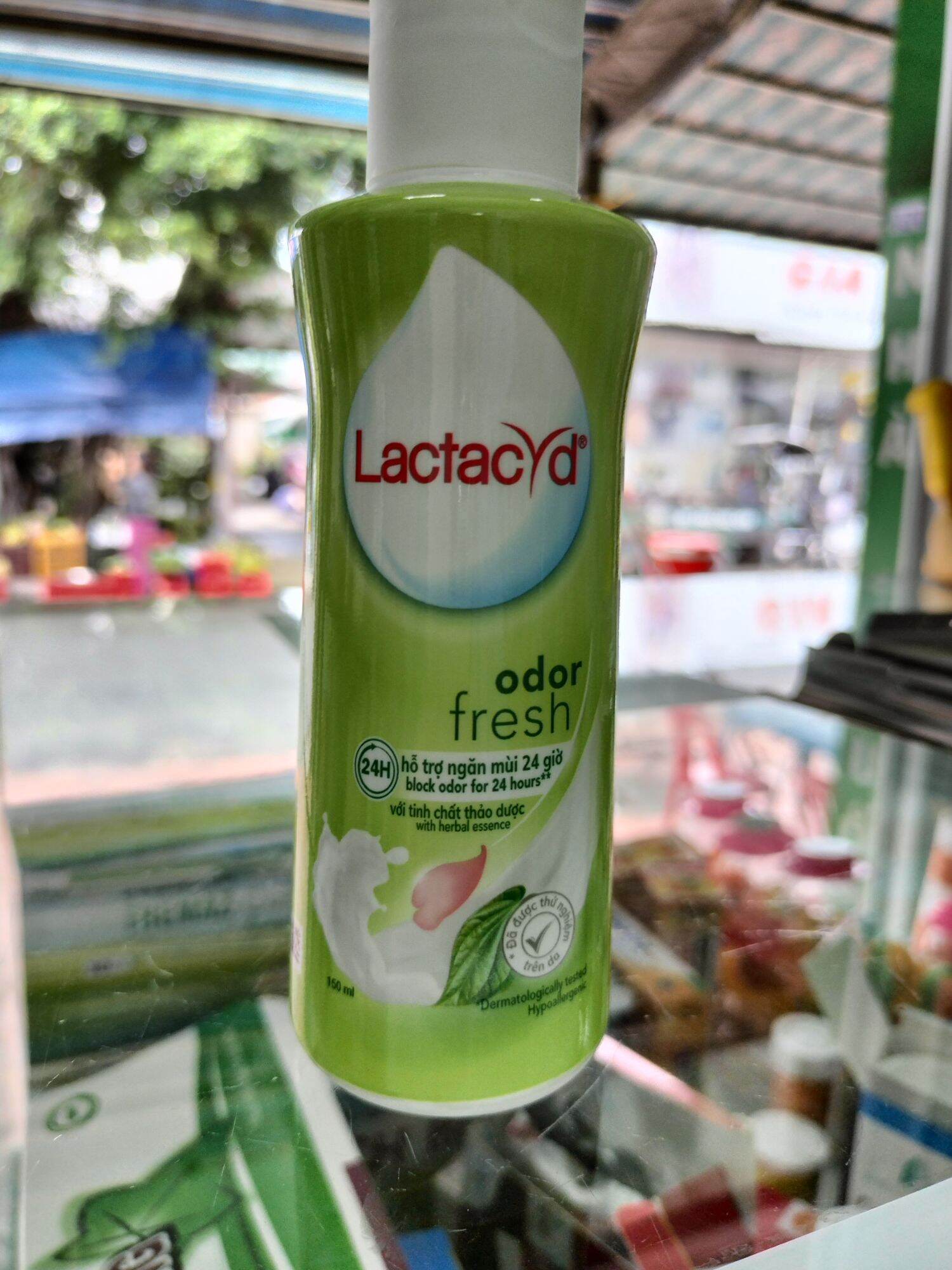 Dung dịch vệ sinh LACTACYD odor fresh lá trầu không  Chai 150 ml