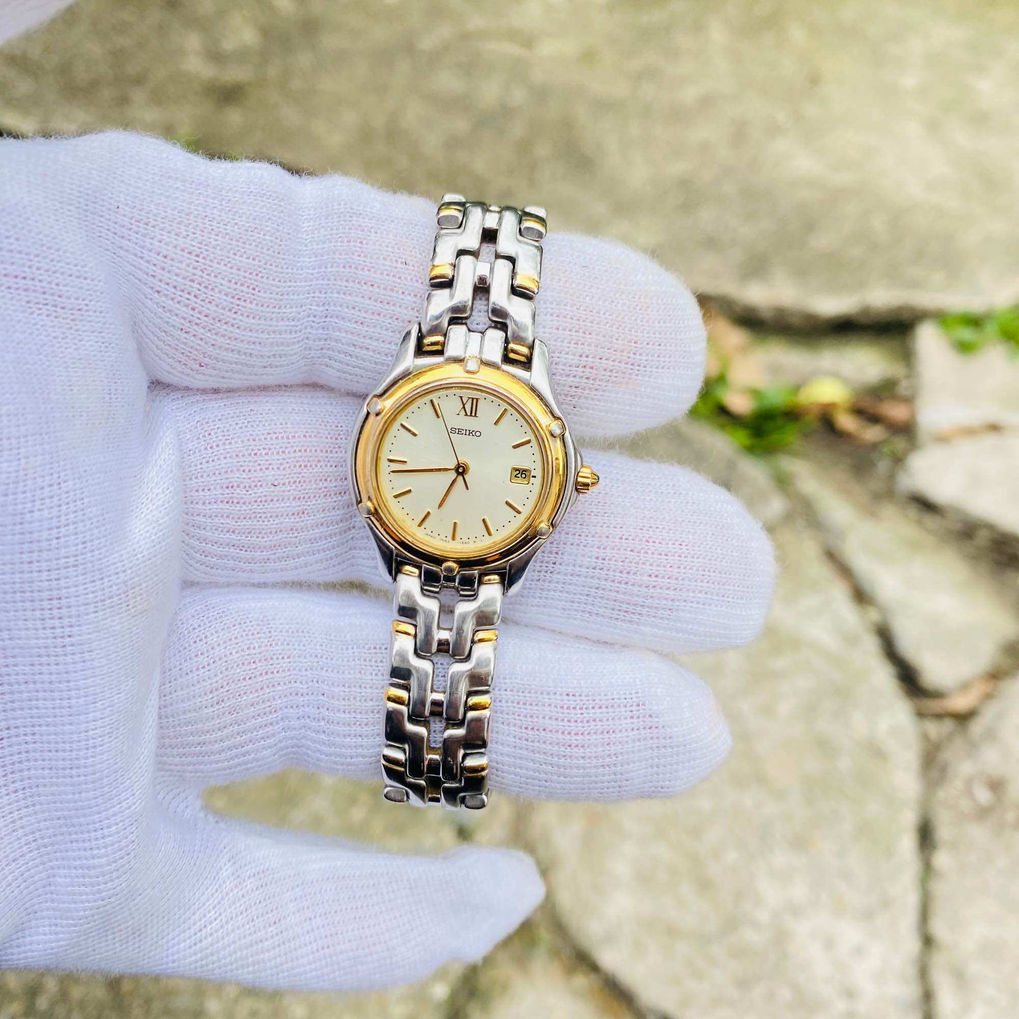 Đồng hồ nữ Seiko Nhật Bản, size 26mm, dây khoá thép không rỉ, độ mới 95%, cam kết hành chính hãng seiko Nhật Bản
