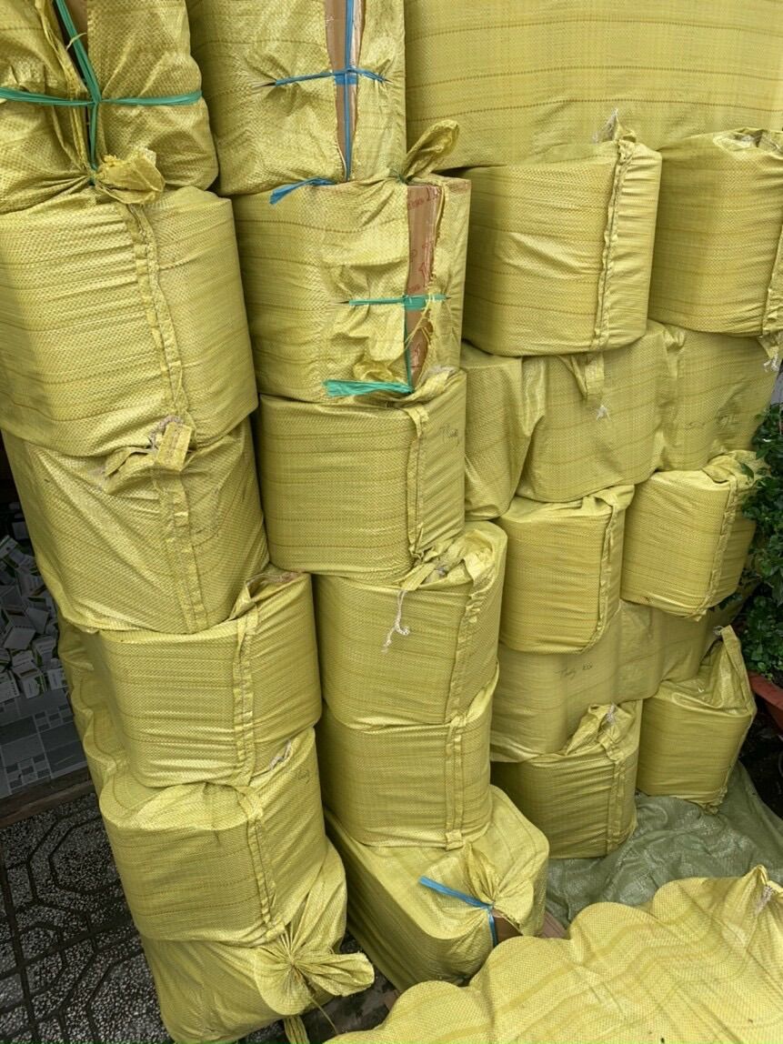 Băng keo dán thùng 300 YA - 1 cây 2.4 ký (Loại tốt)