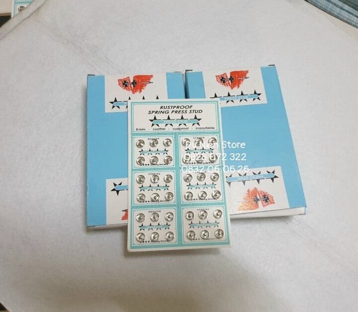 Vĩ 36 Nút Bóp 8mm Trắng Đen Hiệu Ngôi Sao.