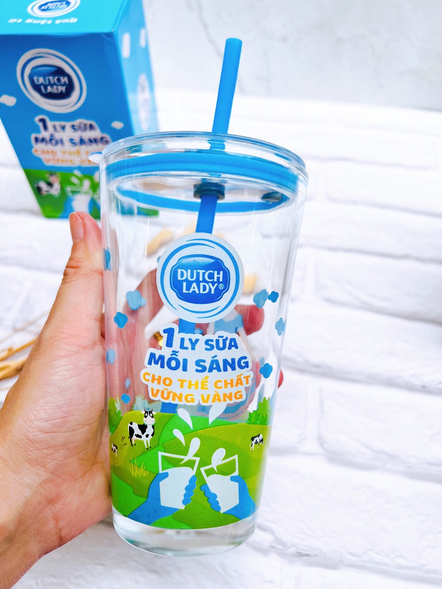 Ly thuỷ tinh kèm nắp và ống hút