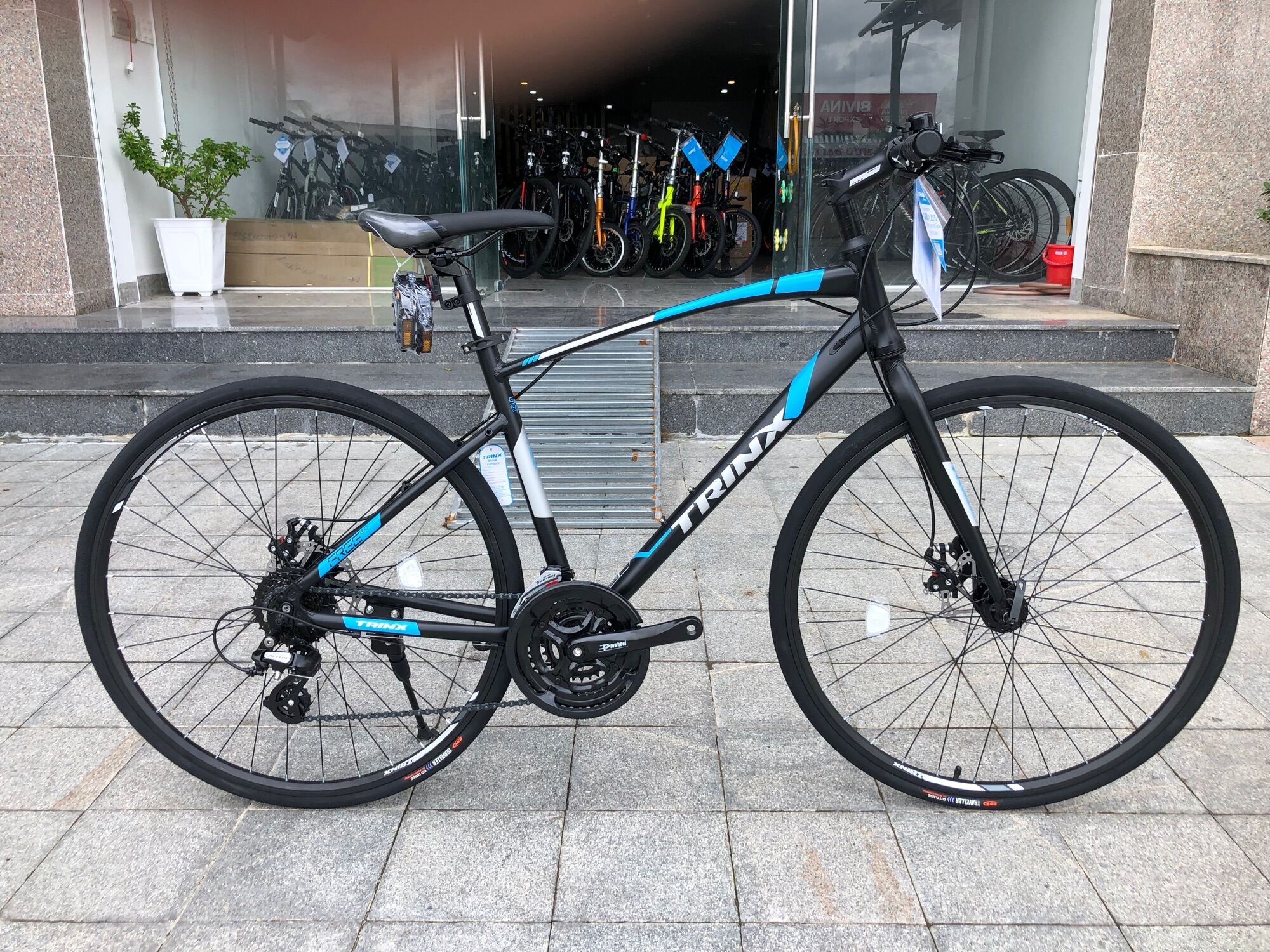 Mua Xe đạp thể thao Trinx Free 2.0 đen xanh dương
