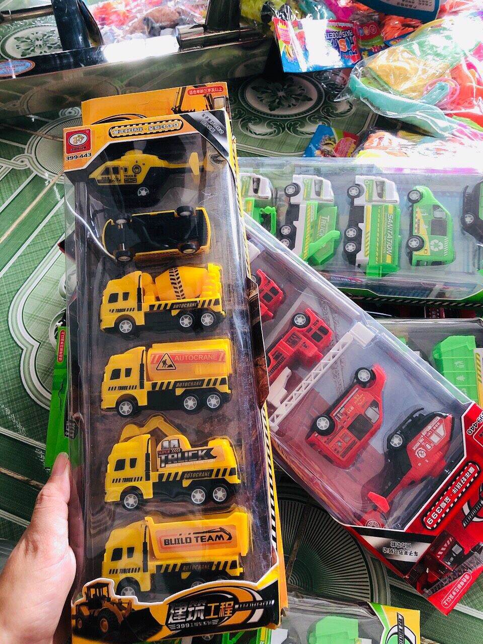 Hộp đồ chơi Xe , máy bay chạy đà cót ( 6 món )