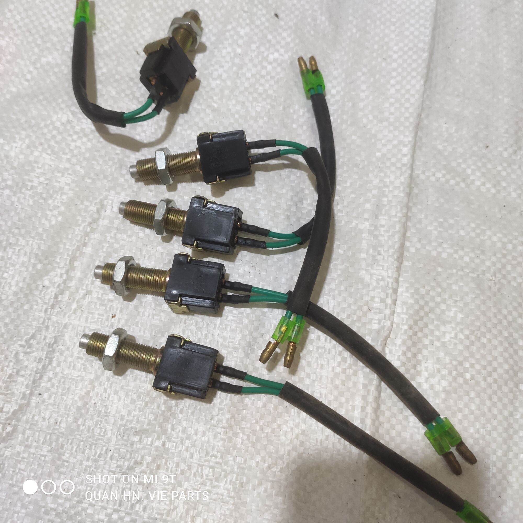 Công tắc đèn phanh 37N-50120 JK204 ren fi 10 , Công tắc chân phanh./ Công tắc bàn đạp phanh./ công tắc báo đèn phanh dùng chung nhiều loại xe tải, dongfeng, cửu long TMT, hoa mai, chiến thắng, trường hải,...VIE PARTS