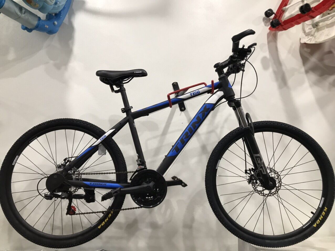 Mua Xe đạp trinx TX06-2021 khuyến mại chắn bùn, dầu tra xích, giá bình nước và bình nước