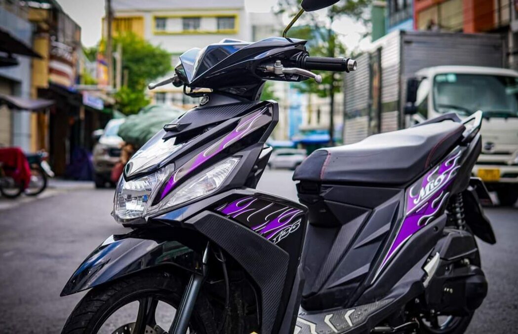 Tem lữa dán xe Mio 125 . Tem lửa tím đen 3 lốp bóng cực chất