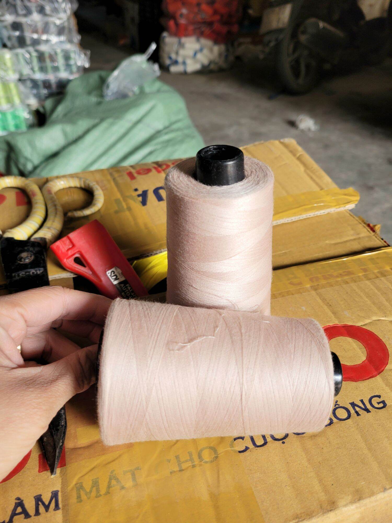 Set 2 cuộn chỉ may quần áo
