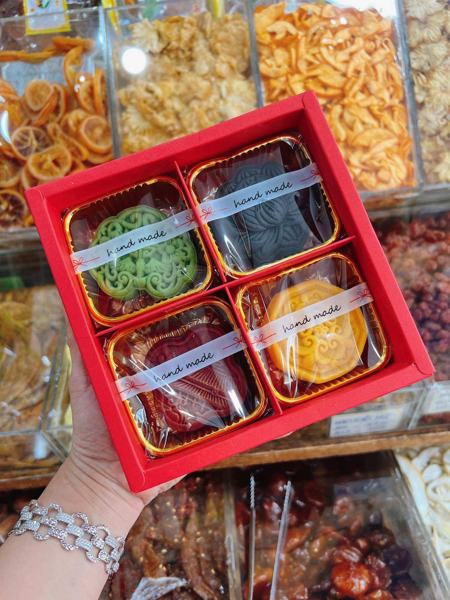Bánh trung thu hoàng kim thích hợp biếu tặng