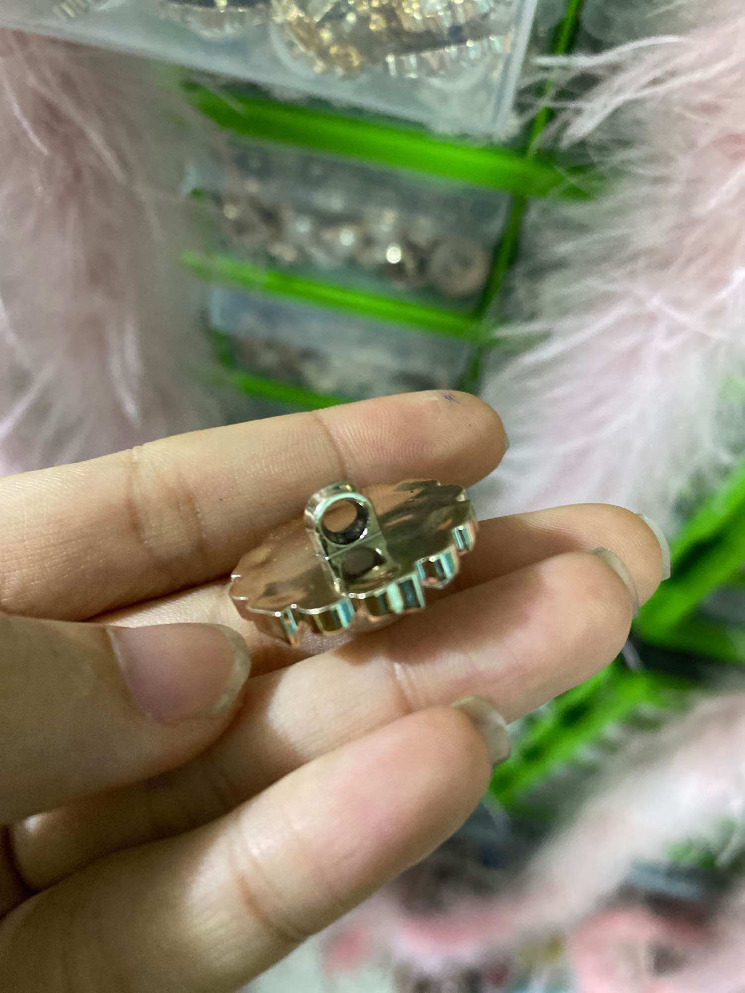 giá 1 NÚT CƯỜM CÓ ĐÁ SÁNG SIZE 2.5cm ( nhựa)