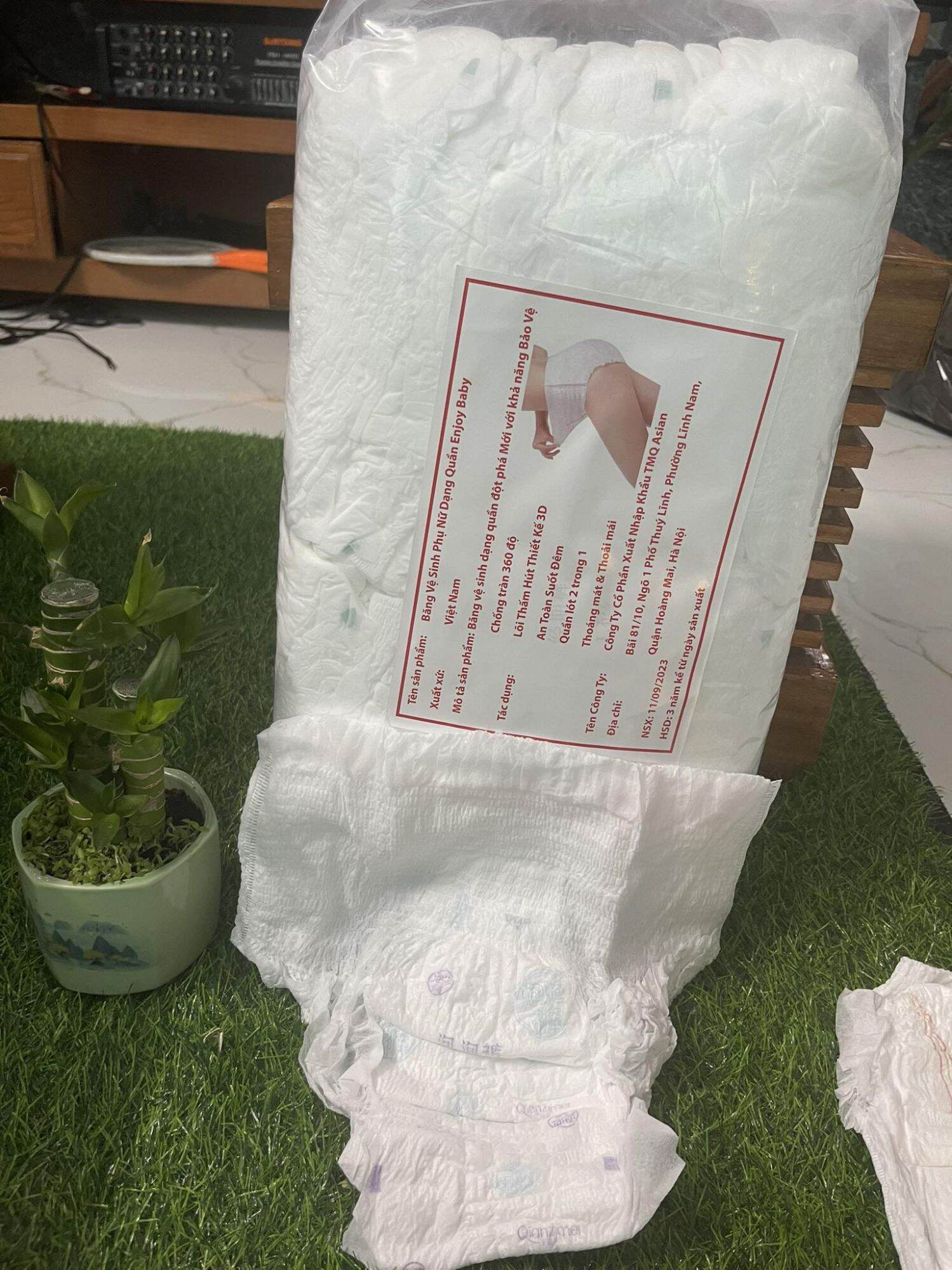 Com bo 100 miếng băng vệ sinh quần enjoy.